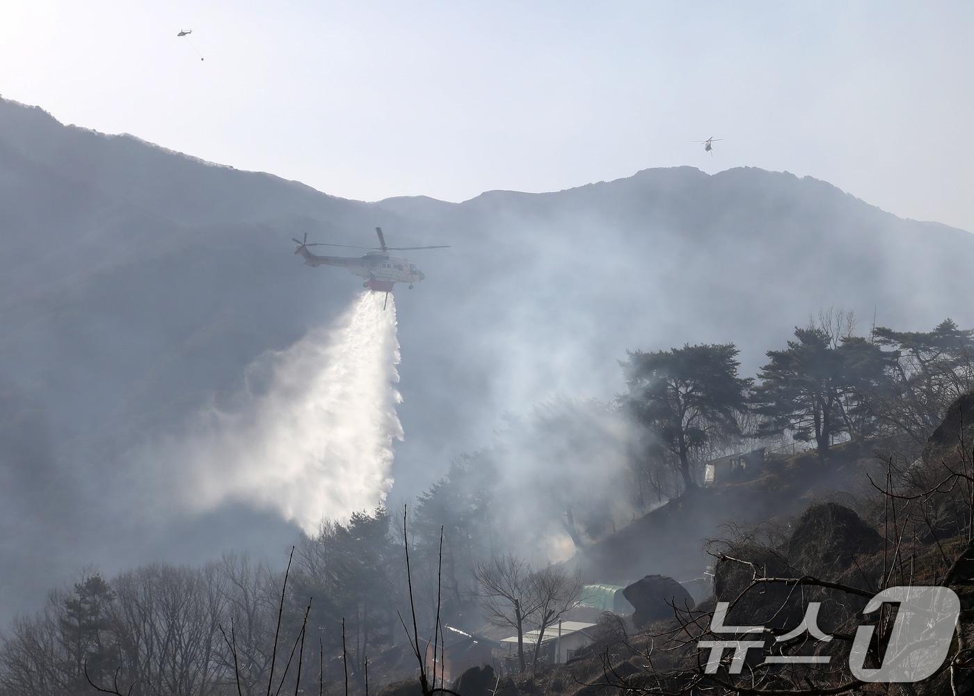 본문 이미지 - 경남 함양 산불 사흘째인 23일 오전 함양군 마천면 산불 현장에서 산불진화 헬기가 진화 작업을 벌이고 있다. 2026.2.23 ⓒ 뉴스1 윤일지 기자