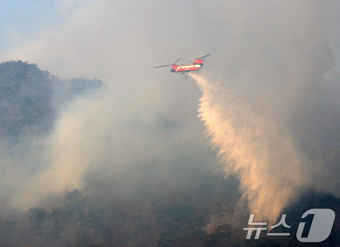 본문 이미지 - 경남 함양 산불 사흘째인 23일 오전 함양군 마천면 산불 현장에서 산불진화 헬기가 진화 작업을 벌이고 있다. 2026.2.23 ⓒ 뉴스1 윤일지 기자