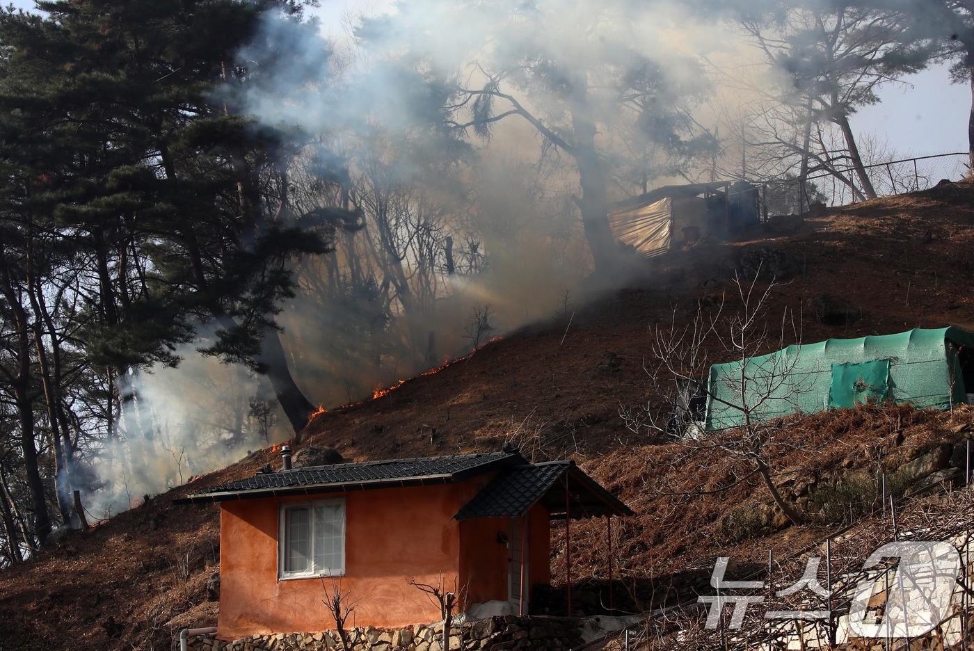 본문 이미지 - 23일 오전 함양군 산불이 휴천면 백연마을까지 근접해 있다. 2026.2.23 ⓒ 뉴스1 윤일지 기자
