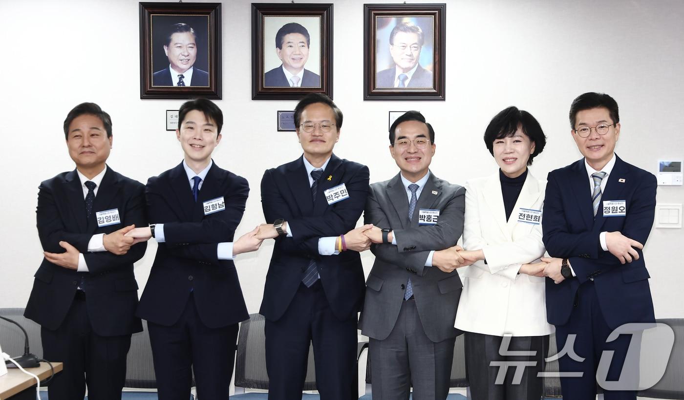 본문 이미지 - 23일 오전 서울 영등포구 더불어민주당 당사에서 열린 중앙당공천관리위원회 2차 회의 및 광역단체장 후보자 면접에서 서울시장 후보들이 손을 맞잡고 기념촬영을 하고 있다. 왼쪽부터 김영배 의원, 김형남 전 군인권센터 사무국장, 박주민·박홍근·전현희 의원, 정원오 성동구청장. 2026.2.23 ⓒ 뉴스1 김민지 기자