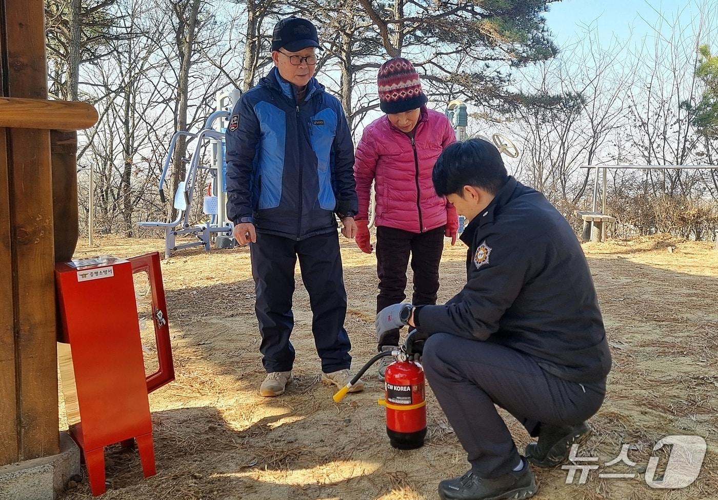 본문 이미지 - 충북 증평소방서가 삼보산 주요 등산로에 ‘보이는 소화기·소화기함’을 설치했다.(증평소방서 제공, 재판매 및 DB금지)/뉴스1