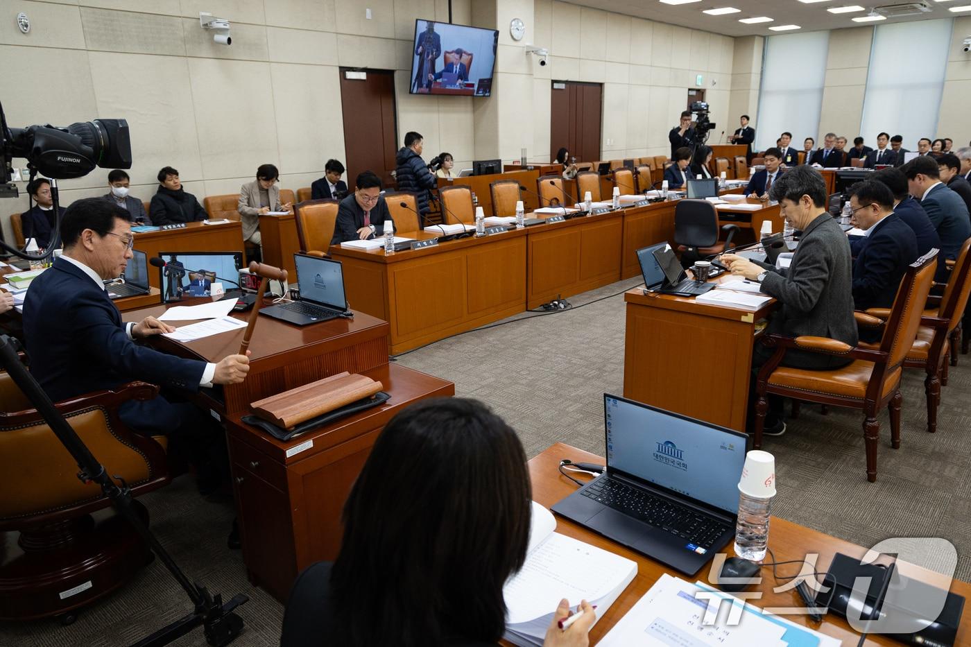 본문 이미지 - 신정훈 국회 행정안전위원장이 23일 서울 여의도 국회에서 열린 제432회 국회(임시회) 행정안전위원회 제4차 전체회의에서 의사봉을 두드리고 있다. 국회 행정안전위원회는 이날 전체회의에서 범여권 주도로 재외국민의 국민투표권을 보장하는 내용의 국민투표법 개정안을 통과시켰다. 2026.2.23 ⓒ 뉴스1 유승관 기자