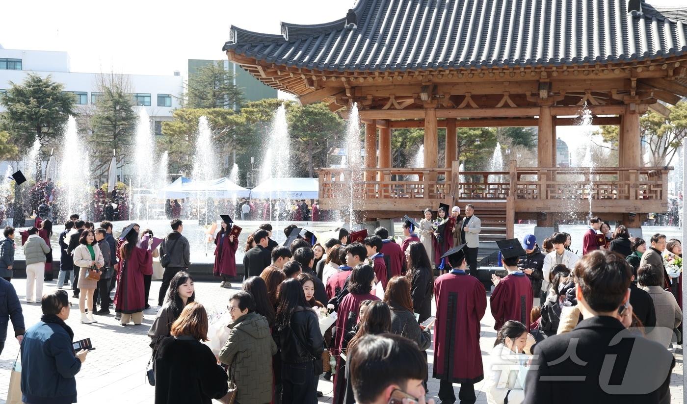 본문 이미지 - 전북대학교 2025학년도 전기 학위수여식 날인 23일 전북 전주시 전북대학교 건지광장이 졸업생들로 북적이고 있다. 2026.2.23 ⓒ 뉴스1 유경석 기자