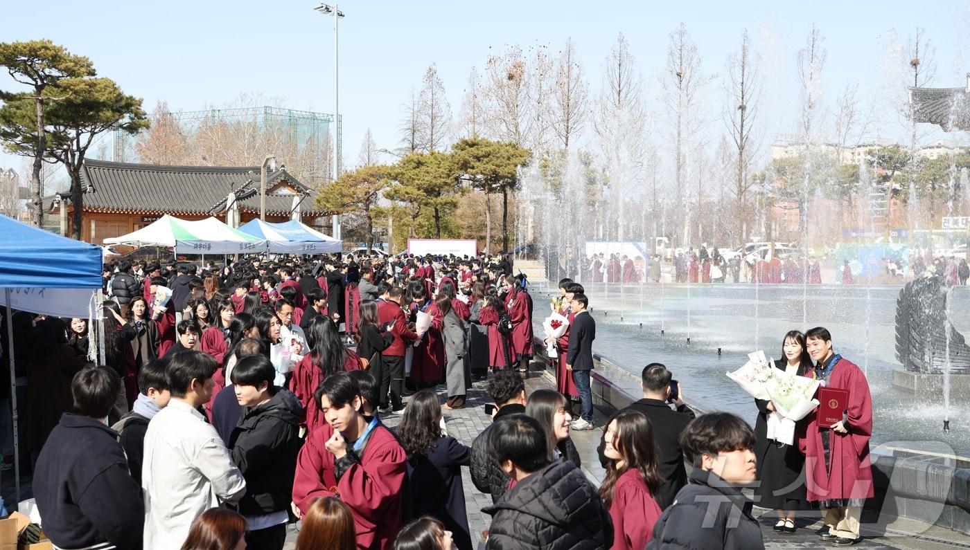 본문 이미지 - 전북대학교 2025학년도 전기 학위수여식 날인 23일 전북 전주시 전북대학교 건지광장이 졸업생들로 북적이고 있다. 2026.2.23 ⓒ 뉴스1 유경석 기자