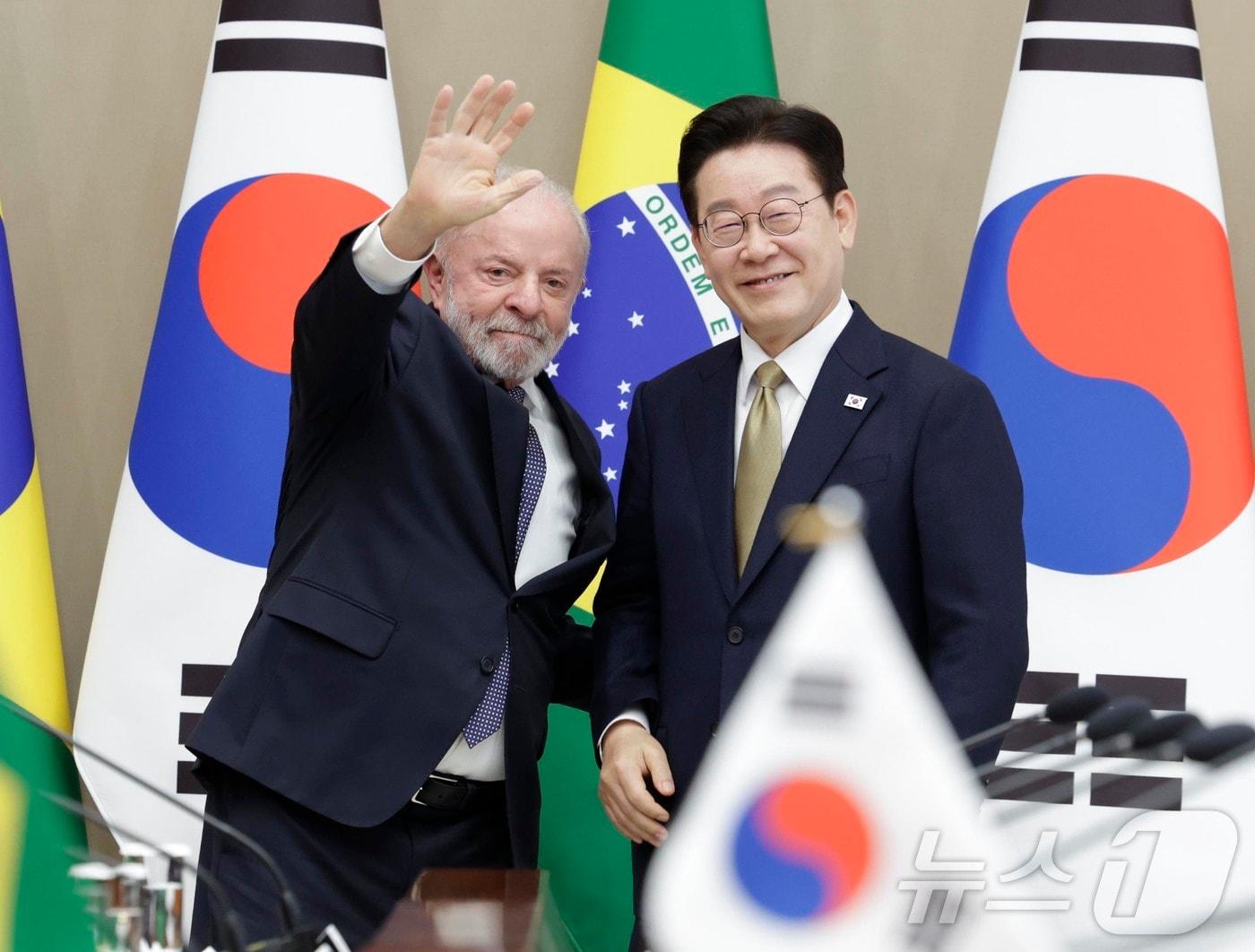본문 이미지 - 이재명 대통령과 브라질 루이스 이나시우 룰라 다 시우바 대통령이 23일 청와대에서 한-브라질 확대 정상회담 기념촬영을 하고 있다. 2026.2.23 ⓒ 뉴스1 이재명 기자