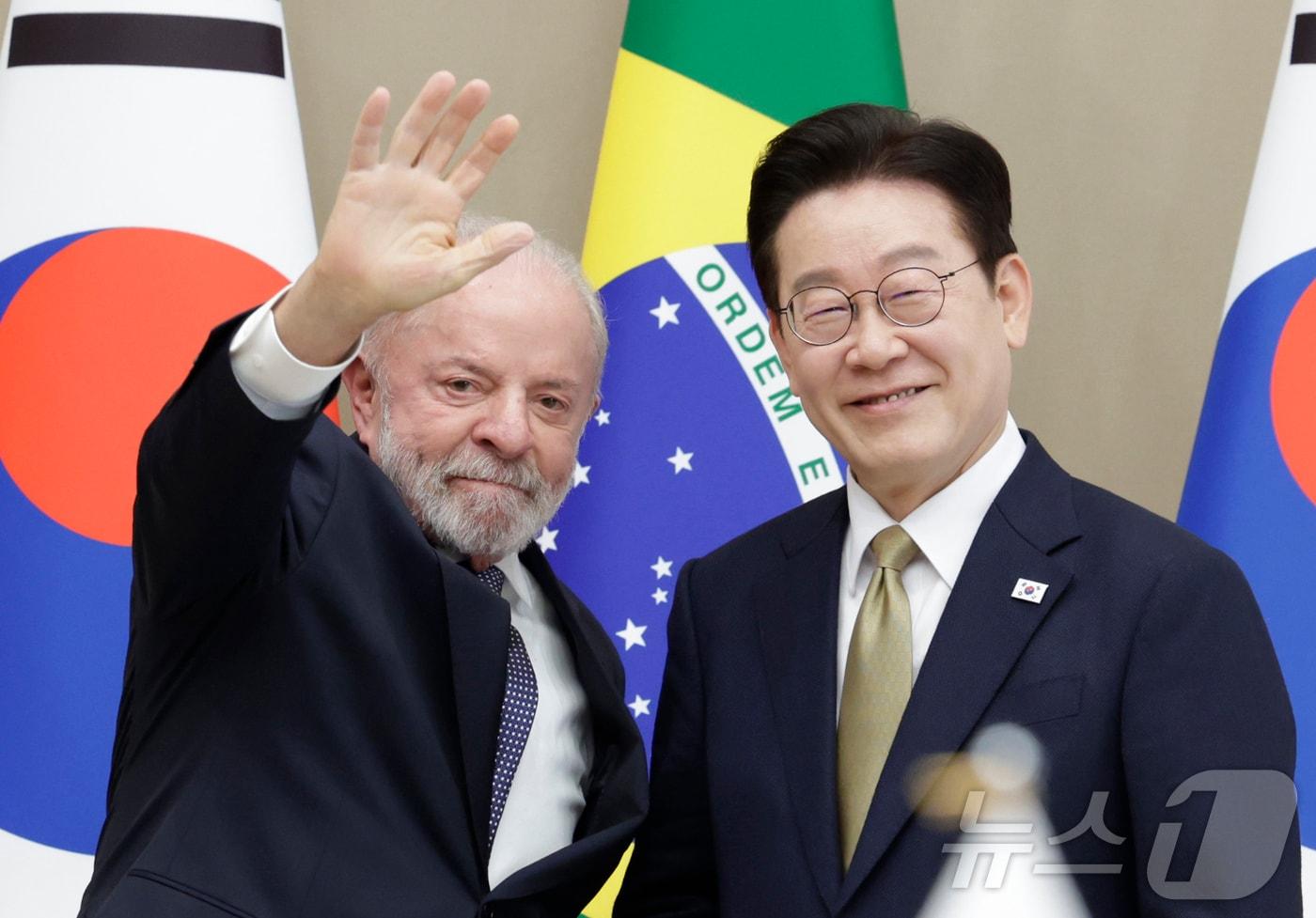 본문 이미지 - 이재명 대통령과 브라질 루이스 이나시우 룰라 다 시우바 대통령이 23일 청와대에서 한-브라질 확대 정상회담 기념촬영을 하고 있다. 2026.2.23 ⓒ 뉴스1 이재명 기자
