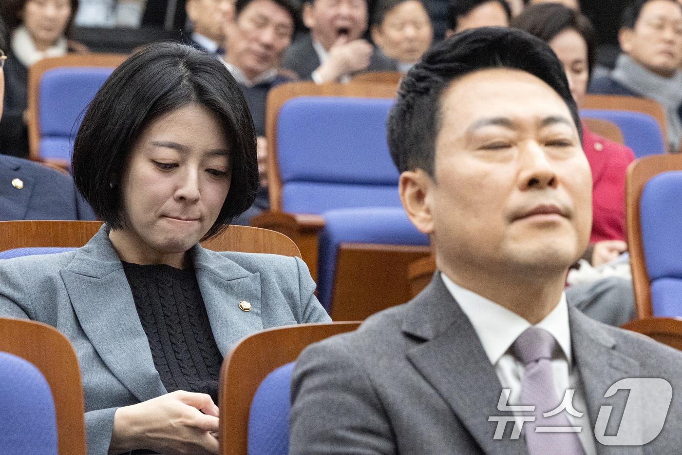 본문 이미지 - 배현진 국민의힘 의원이 지난달 23일 서울 여의도 국회에서 열린 의원총회에 참석해 장동혁 당대표 뒤에 앉아 있다. 2026.2.23 ⓒ 뉴스1 이승배 기자