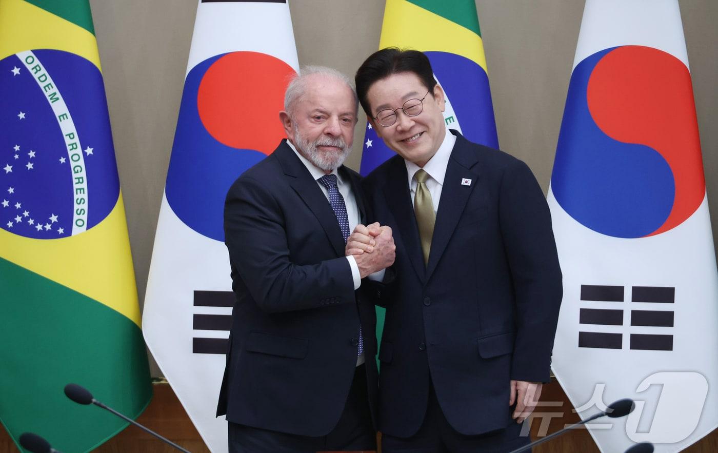본문 이미지 - 이재명 대통령과 브라질 루이스 이나시우 룰라 다 시우바 대통령이 23일 청와대에서 한-브라질 확대 정상회담 기념촬영을 하고 있다. 2026.2.23 ⓒ 뉴스1 이재명 기자
