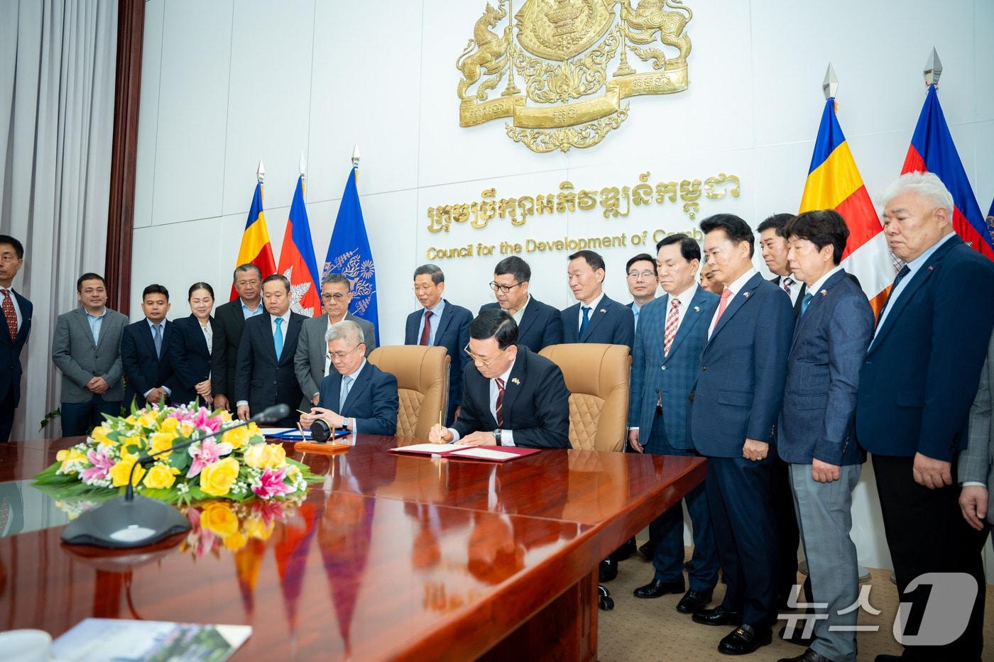 본문 이미지 - 인천상공회의소 박주봉 회장과 캄보디아 개발위원회 치어 부티 사무총장이 협력의향서를 체결하고 있다. (인천상공회의소 제공.재판매 및 DB금지)