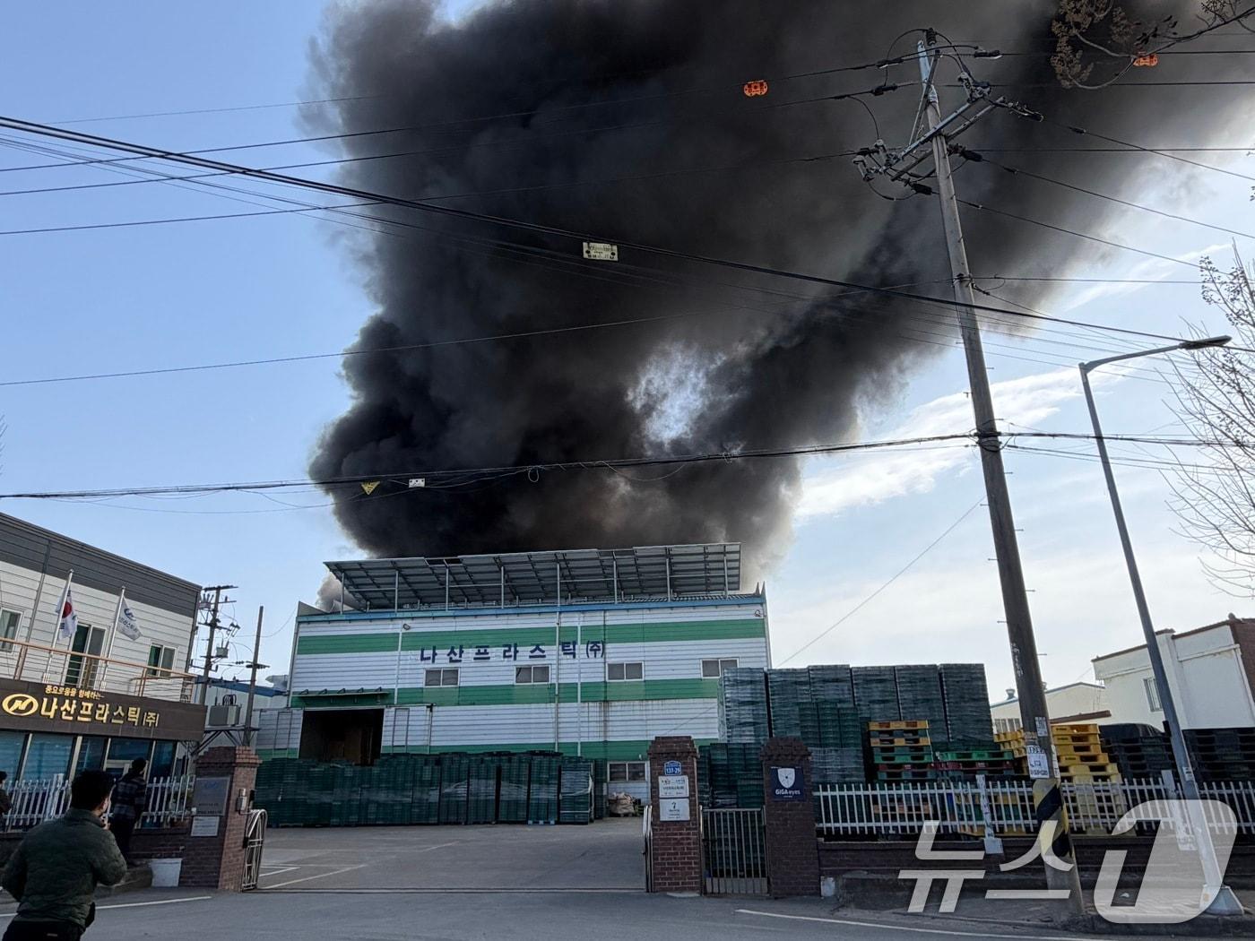 본문 이미지 - 23일 오전 11시 59분쯤 전남 나주시 동수동의 한 플라스틱 공장에서 불이 나 연기가 피어오르고 있다.(나주소방서 제공. 재판매 및 DB금지) 2026.2.23 ⓒ 뉴스1 