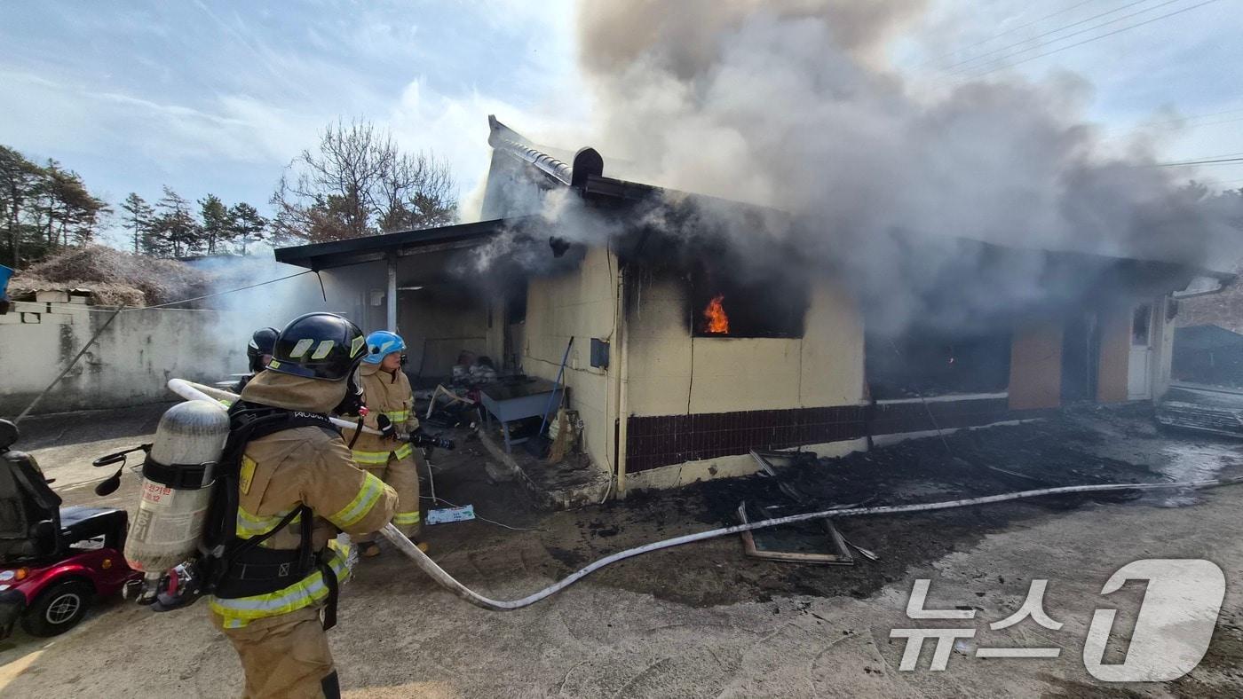 본문 이미지 - 23일 낮 12시 6분쯤 전남 나주시 봉황면 죽석리의 한 주택에서 불이 나 소방당국이 진화 작업을 벌이고 있다. (나주소방서 제공. 재판매 및 DB 금지) 2026.2.23 ⓒ 뉴스1 