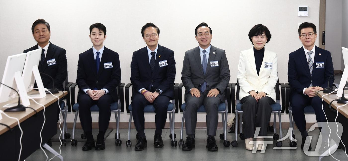 본문 이미지 - 23일 오전 서울 영등포구 더불어민주당 당사에서 열린 중앙당공천광리위원회 2차 회의 및 광역단체장 후보자 면접에서 서울시장 후보들이 착석해 있다. 왼쪽부터 김영배 의원, 김형남 전 군인권센터 사무국장, 박주민·박홍근·전현희 의원, 정원오 성동구청장. 2026.2.23 ⓒ 뉴스1 김민지 기자