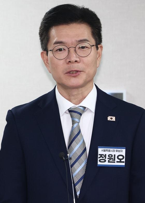 본문 이미지 - 더불어민주당 서울시장 후보인 정원오 성동구청장이 23일 오전 서울 영등포구 더불어민주당 당사에서 열린 중앙당공천관리위원회 2차 회의 및 광역단체장 후보자 면접에서 인사말을 하고 있다. 2026.2.23 ⓒ 뉴스1 김민지 기자