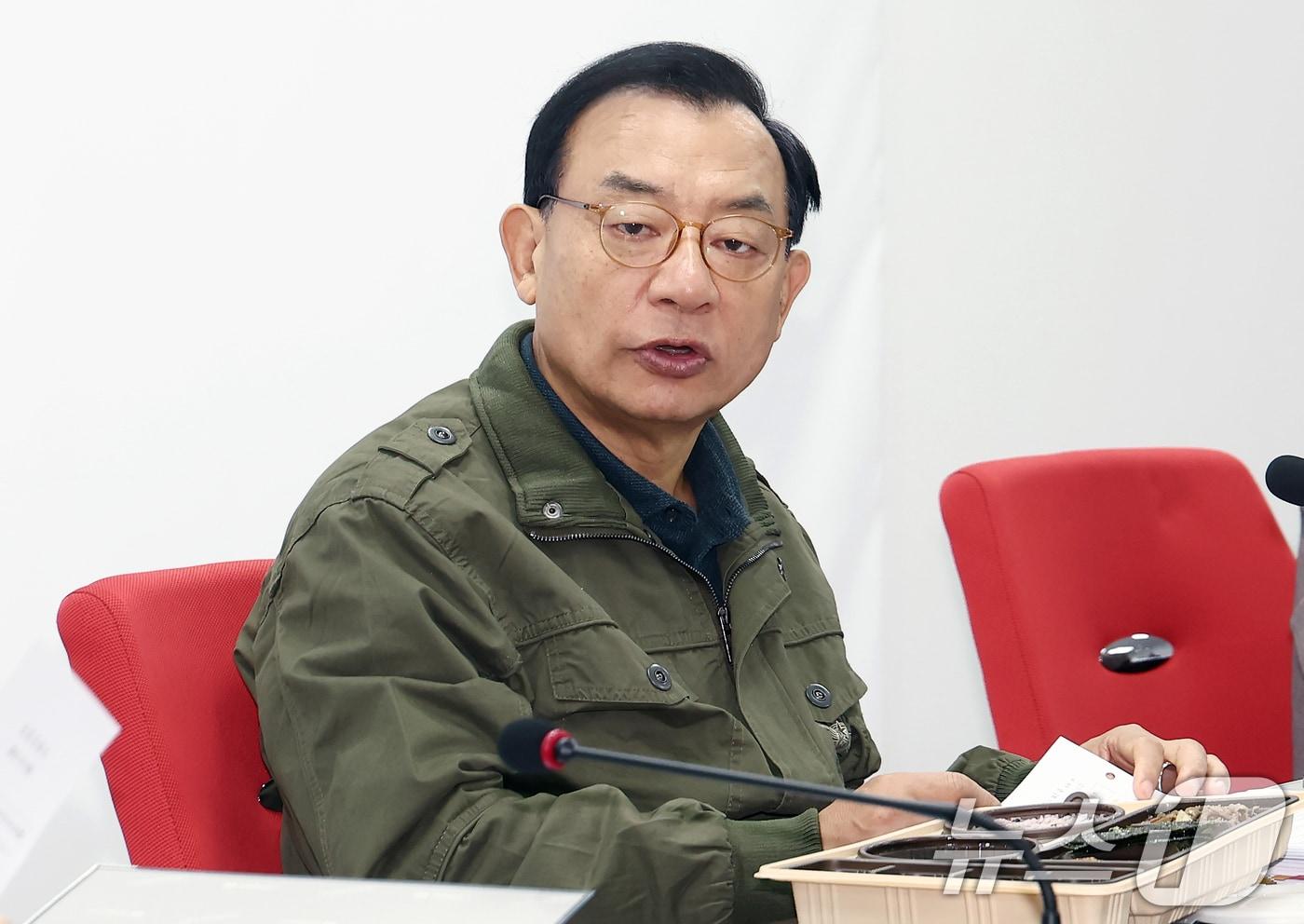 본문 이미지 - 이정현 국민의힘 공천관리위원장이 23일 오전 서울 영등포구 국민의힘 당사에서 열린 공천관리위원회 회의에서 발언하고 있다. 2026.2.23 ⓒ 뉴스1 김민지 기자