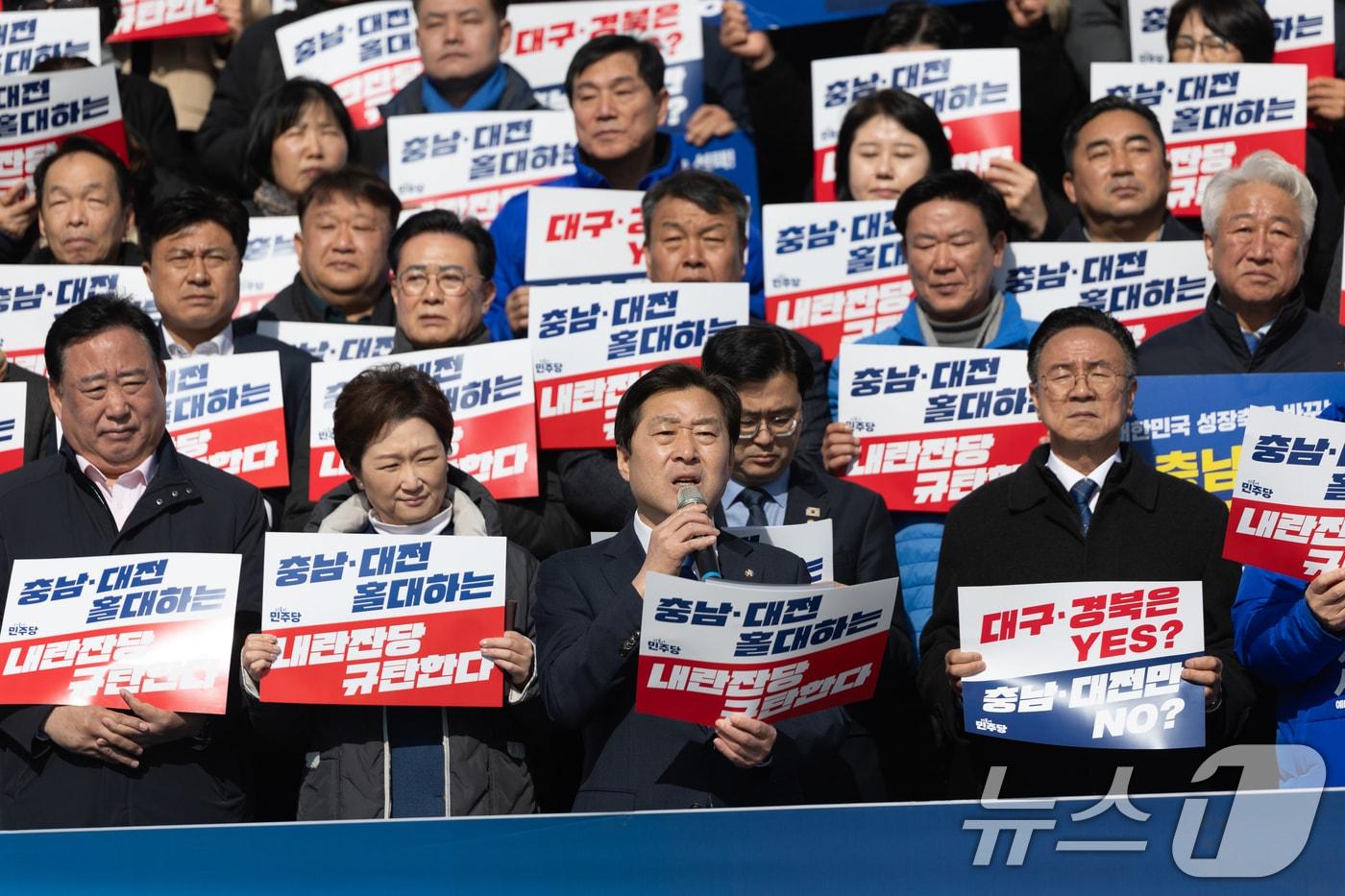 본문 이미지 - 황명선 더불어민주당 충남대전 통합특별위원장이 지난달 23일 서울 여의도 국회 본청 앞 계단에서 충남·대전 행정통합 촉구 및 국민의힘 규탄대회를 하고 있다. 2026.2.23 ⓒ 뉴스1 이승배 기자