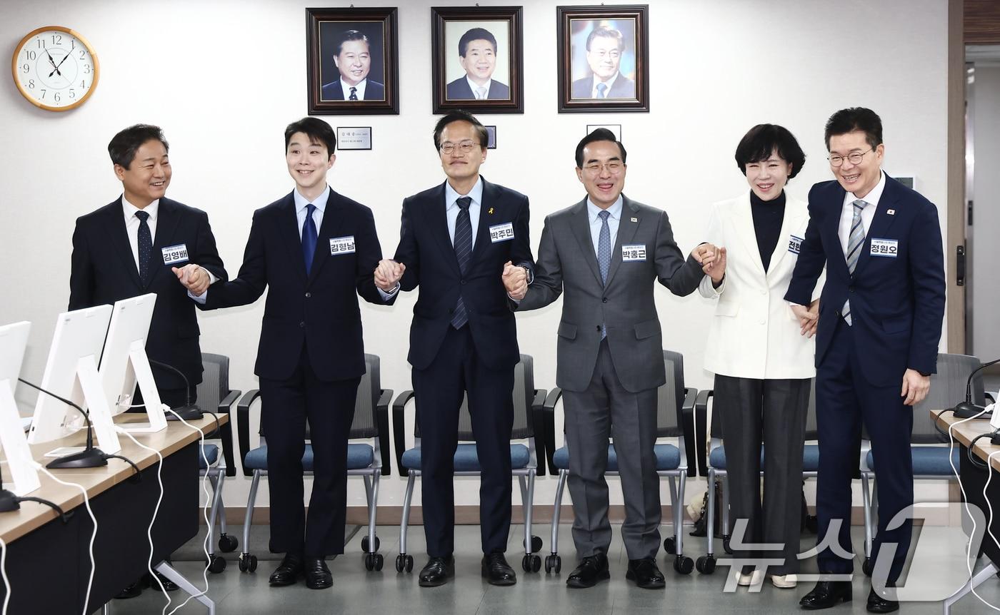 본문 이미지 - 더불어민주당 서울시장 후보들. 왼쪽부터 김영배 의원, 김형남 전 군인권센터 사무국장, 박주민 의원, 오른쪽부터 정원오 전 서울 성동구청장, 전현희 의원. 박홍근 의원(왼쪽 네번째)은 기획예산처 장관 후보자로 지명되며 후보에서 빠졌다. 2026.2.23 ⓒ 뉴스1 김민지 기자