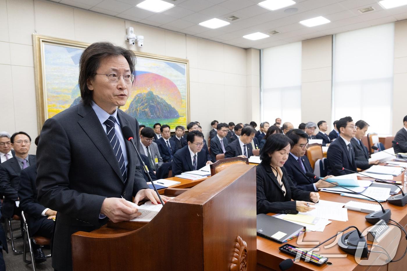 본문 이미지 - 23일 서울 여의도 국회에서 열린 제432회국회(임시회) 정무위원회 제3차 전체회의에서 주병기 공정거래위원장이 업무보고하고 있다. 2026.2.23 ⓒ 뉴스1 이승배 기자
