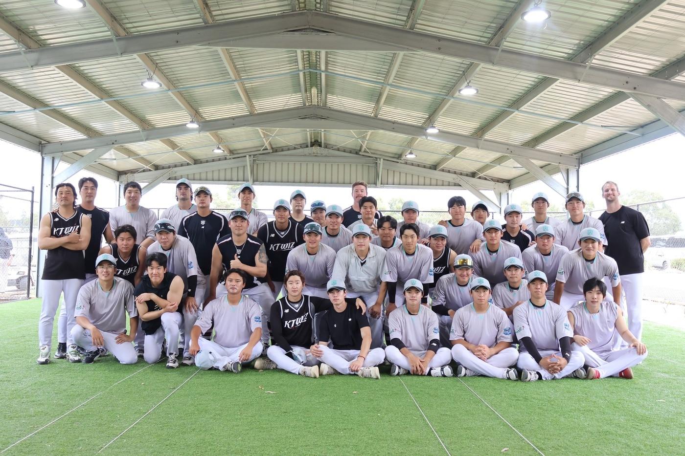 본문 이미지 - KT 위즈가 호주 질롱에서 1차 스프링캠프를 마무리했다. (KT 위즈 제공)
