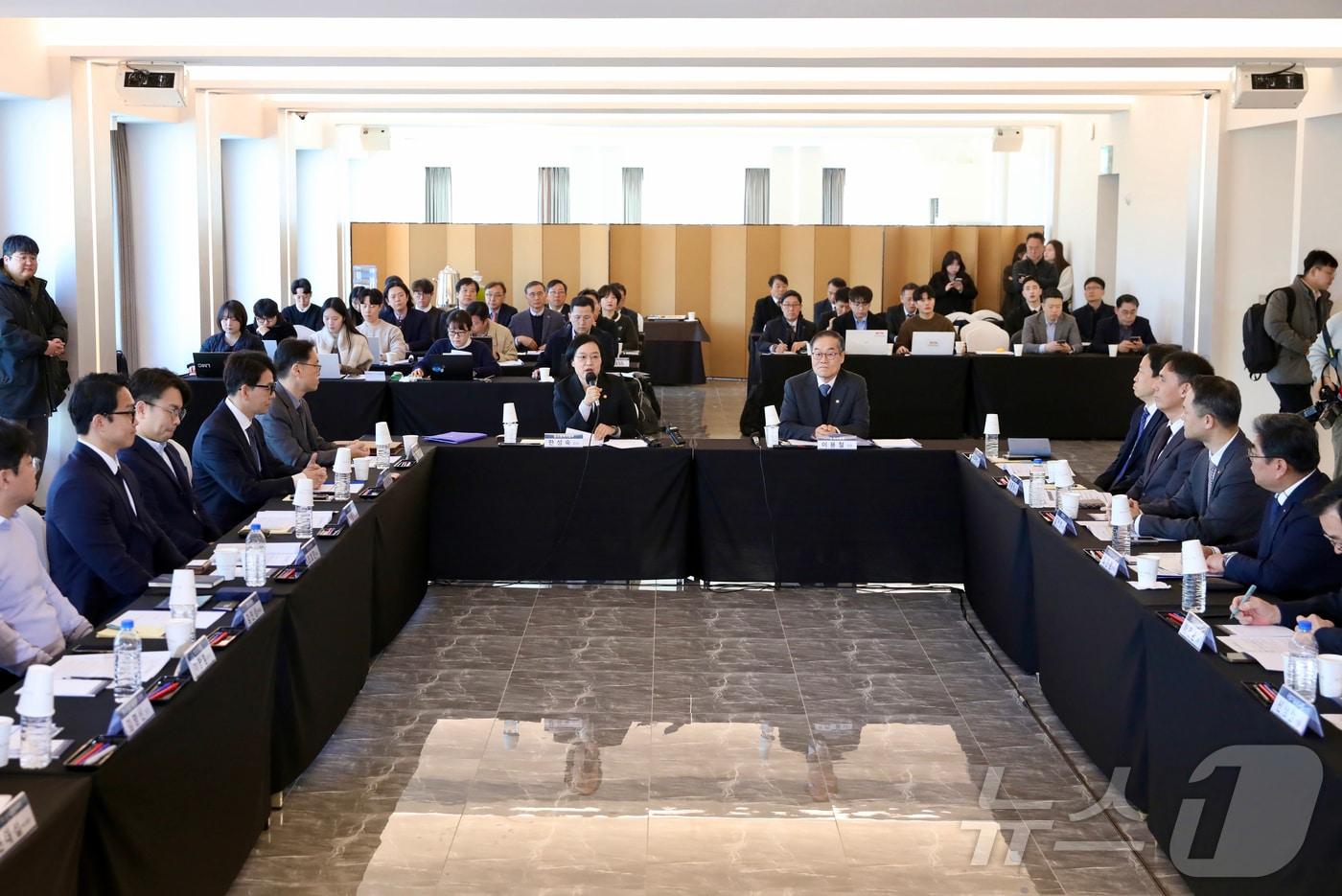 본문 이미지 - 한성숙 중소벤처기업부 장관이 23일 서울 용산구 피스앤파크컨벤션에서 열린 '방산 스타트업 육성 업무협약식'에서 인사말을 하고 있다. (중소벤처기업부 제공. 재판매 및 DB 금지) 2026.2.23 ⓒ 뉴스1