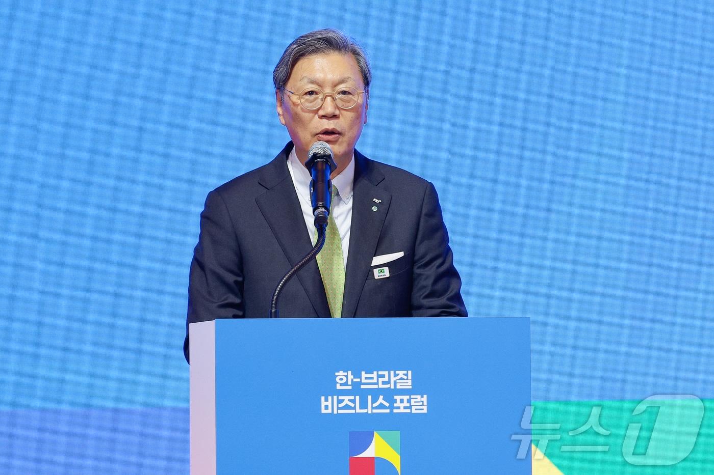 본문 이미지 - 김창범 한국경제인협회 부회장이 23일 오후 서울 중구 롯데호텔에서 열린 한-브라질 비지니스 포럼 개회식에 참석해 개회사를 하고 있다. 2026.2.23 ⓒ 뉴스1 안은나 기자