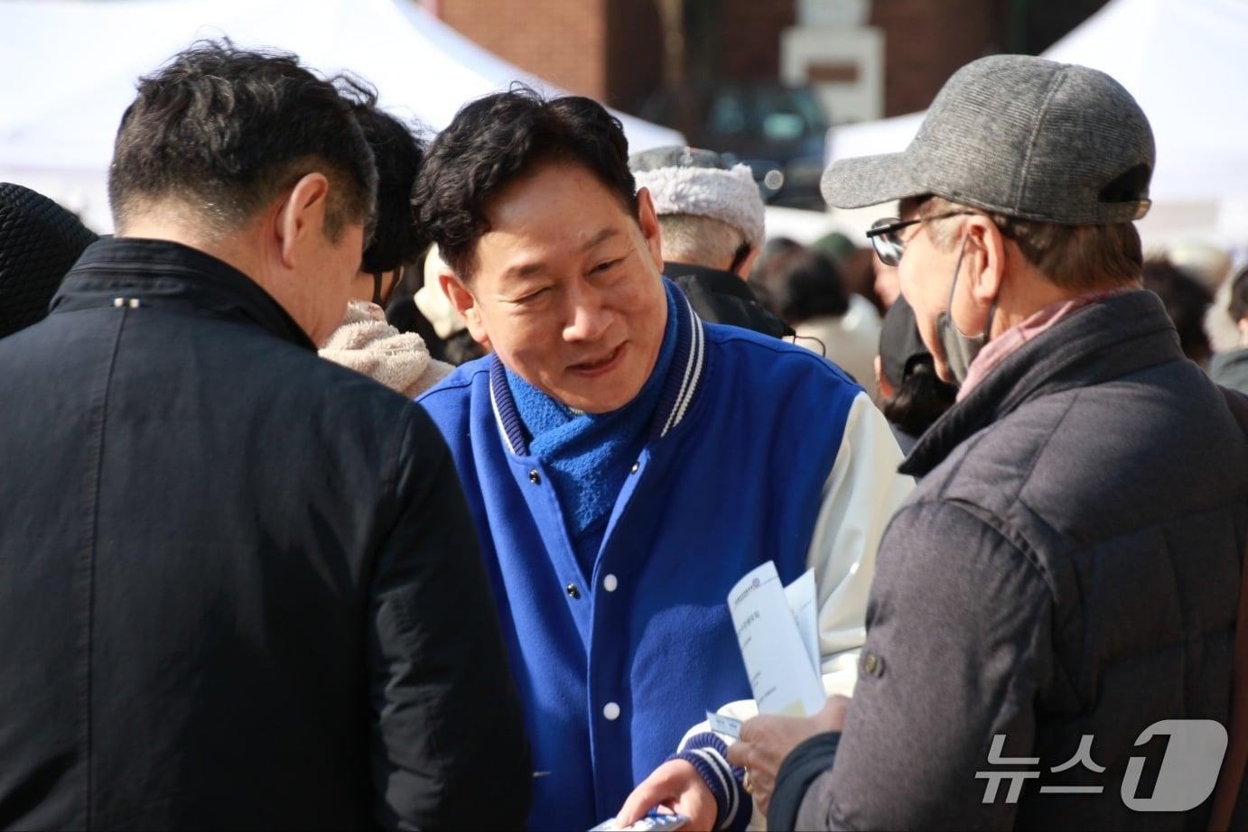 본문 이미지 -  더불어민주당 소속 강병덕 경기 하남시장 예비후보(61)가 23일 오전 하남시 미사역 일대에서 시민들과 소통을 하고 있다.(강 예비후보 측 제공. 재판매 및 DB 금지)/뉴스1