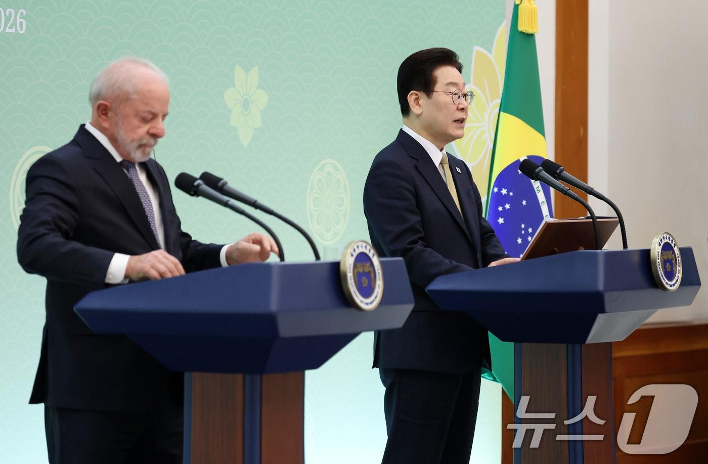 본문 이미지 - 이재명 대통령과 루이스 이나시우 룰라 다 시우바 브라질 대통령이 23일 청와대에서 열린 한-브라질 정상회담을 마친 후 공동언론발표를 하고 있다. ⓒ 뉴스1 허경,박세연 기자