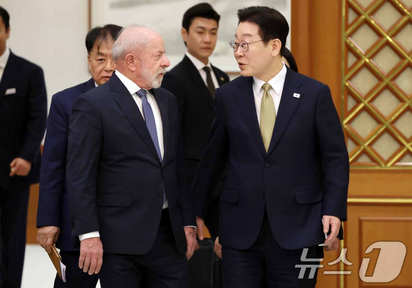 본문 이미지 - 이재명 대통령과 루이스 이나시우 룰라 다 시우바 브라질 대통령이 23일 청와대에서 열린 한-브라질 정상회담을 마친 후 공동언론발표를 하기위해 회견장으로 들어서고 있다. 2026.2.23 ⓒ 뉴스1 허경 기자