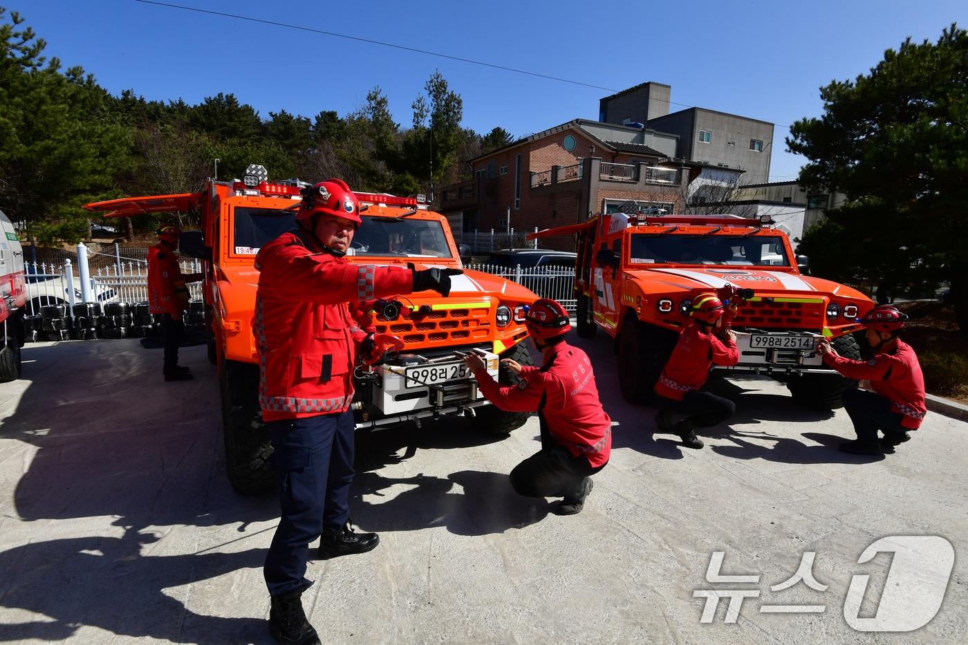 본문 이미지 - 23일 경북 포항시에 전진 배치된 산림청 영덕국유림관리소 산불재난특수진화대원들이 다목적진화차량에 장착된 진화장비를 점검하고 있다. 산불재난특수진화대원은 산불 발생 시 산불공중진화대원 등과 산불 진화에 나선다. 2026.2.23 ⓒ 뉴스1 최창호 기자