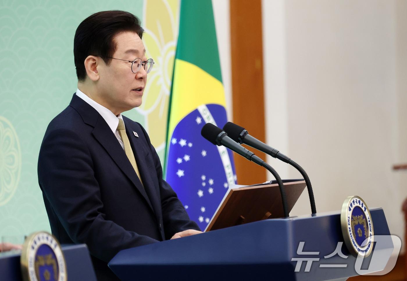 본문 이미지 - 이재명 대통령이 23일 청와대에서 루이스 이나시우 룰라 다 시우바 브라질 대통령과 가진 한·브라질 정상회담을 마친 후 공동언론발표를 하고 있다. 2026.2.23 ⓒ 뉴스1 허경 기자