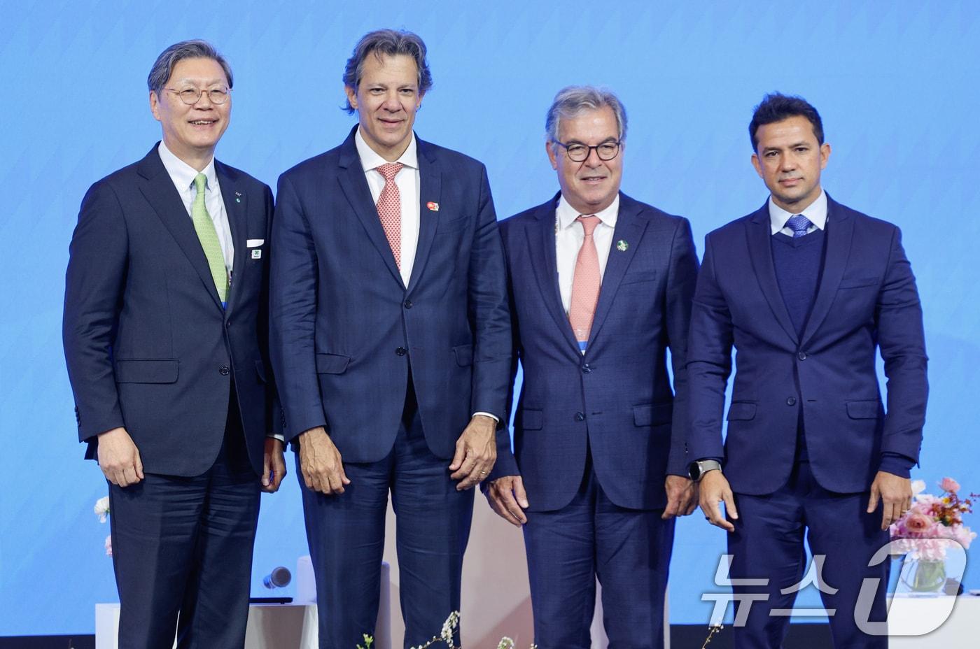 본문 이미지 - 페르난두 아다지 브라질 재무장관이 23일 오후 서울 중구 롯데호텔에서 열린 한-브라질 비지니스 포럼에 참석해 기조연설을 마친 뒤 기념 촬영하고 있다. 왼쪽부터 김창범 한국경제인협회 부회장, 페르난두 재무장관, 조르지 비아나 브라질 수출투자진흥청(ApexBrasil) 회장, 우알라시 모레이라 리마 브라질 개발·산업·통상·서비스부(MDIC) 차관. 2026.2.23 ⓒ 뉴스1 안은나 기자