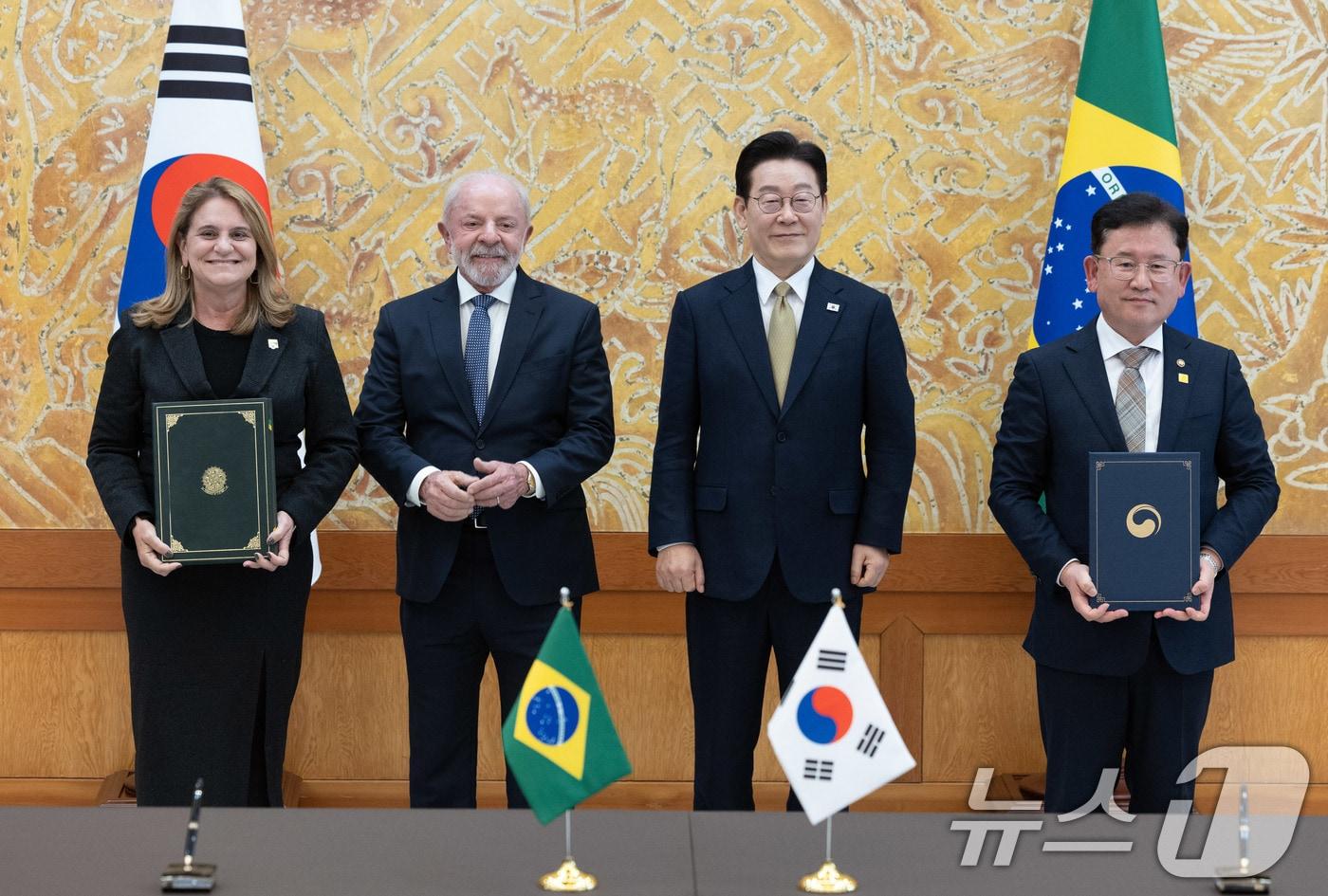 본문 이미지 - 이승돈 농촌진흥청장과 실비아 마스루하 브라질 농업연구청장이 23일 청와대에서 이재명 대통령과 브라질 루이스 이나시우 룰라 다 시우바 대통령이 임석한 가운데 농업기술협력 양해각서를 체결한 뒤 기념촬영을 하고 있다. 2026.2.23 ⓒ 뉴스1 이재명 기자