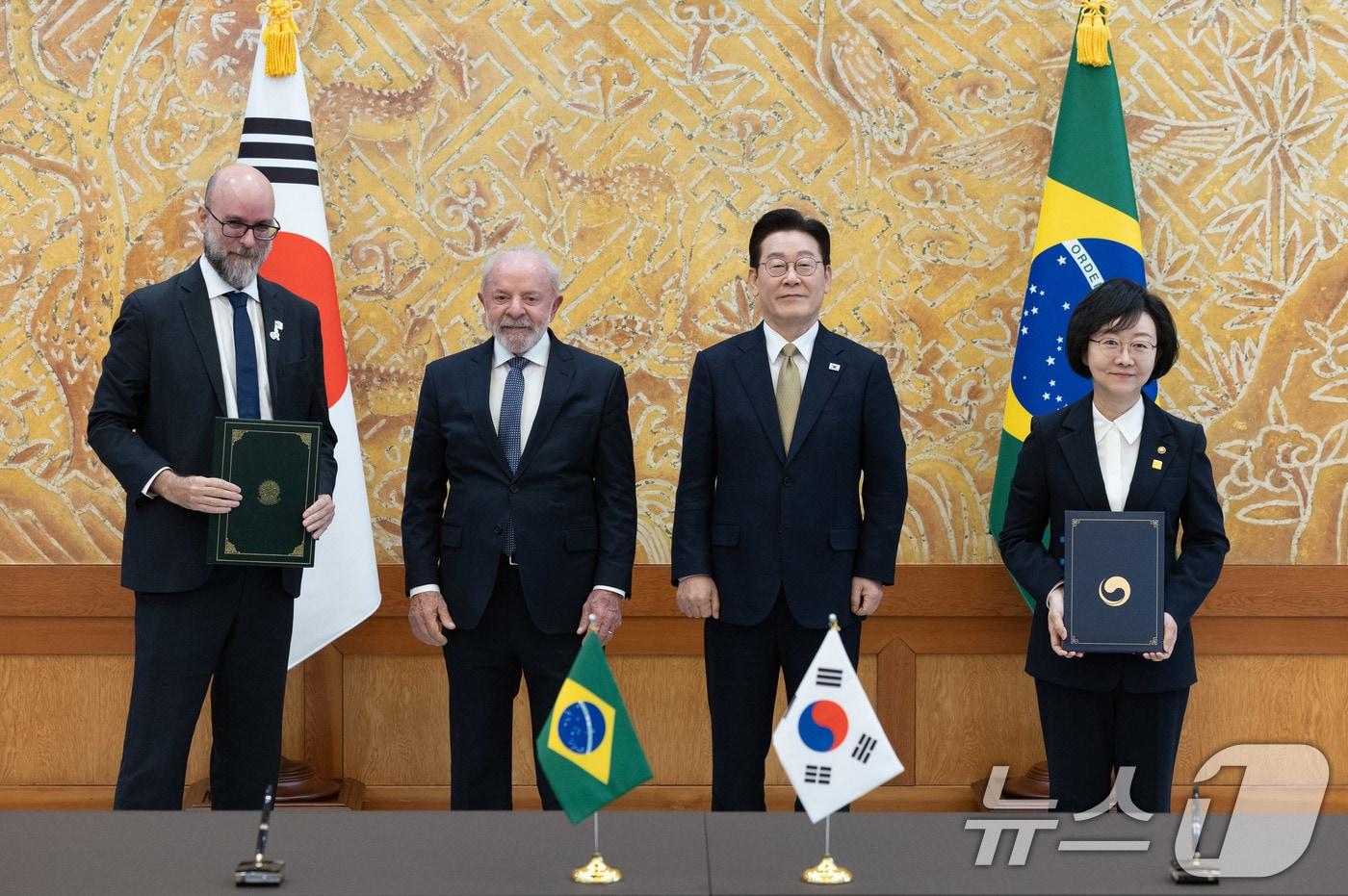 본문 이미지 - 오유경 식품의약품안전처 처장과 레안드루 사파트리 브라질 위생감시청장이 23일 청와대에서 이재명 대통령과 브라질 루이스 이나시우 룰라 다 시우바 대통령이 임석한 가운데 보건 관련 제품 분야 규제 협력 양해각서를 체결한 뒤 기념촬영을 하고 있다. 2026.2.23 ⓒ 뉴스1 이재명 기자