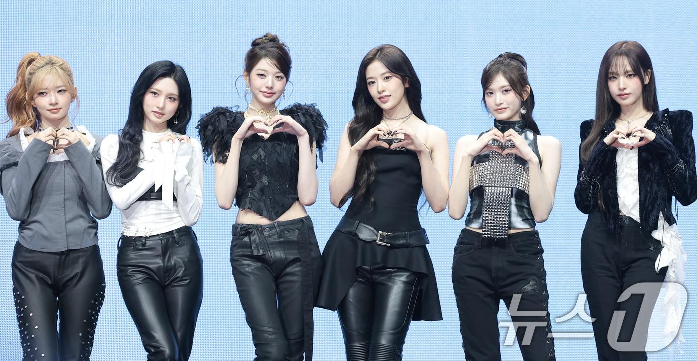 본문 이미지 - 그룹 아이브(IVE)의 레이(왼쪽부터)와 가을, 장원영, 안유진, 이석, 리즈가 23일 서울 광진구 예스24라이브홀에서 가진 정규 2집 'REVIVE+(리바이브 플러스)' 발매 쇼케이스에서 포즈를 취하고 있다. 2026.2.23 ⓒ 뉴스1 권현진 기자