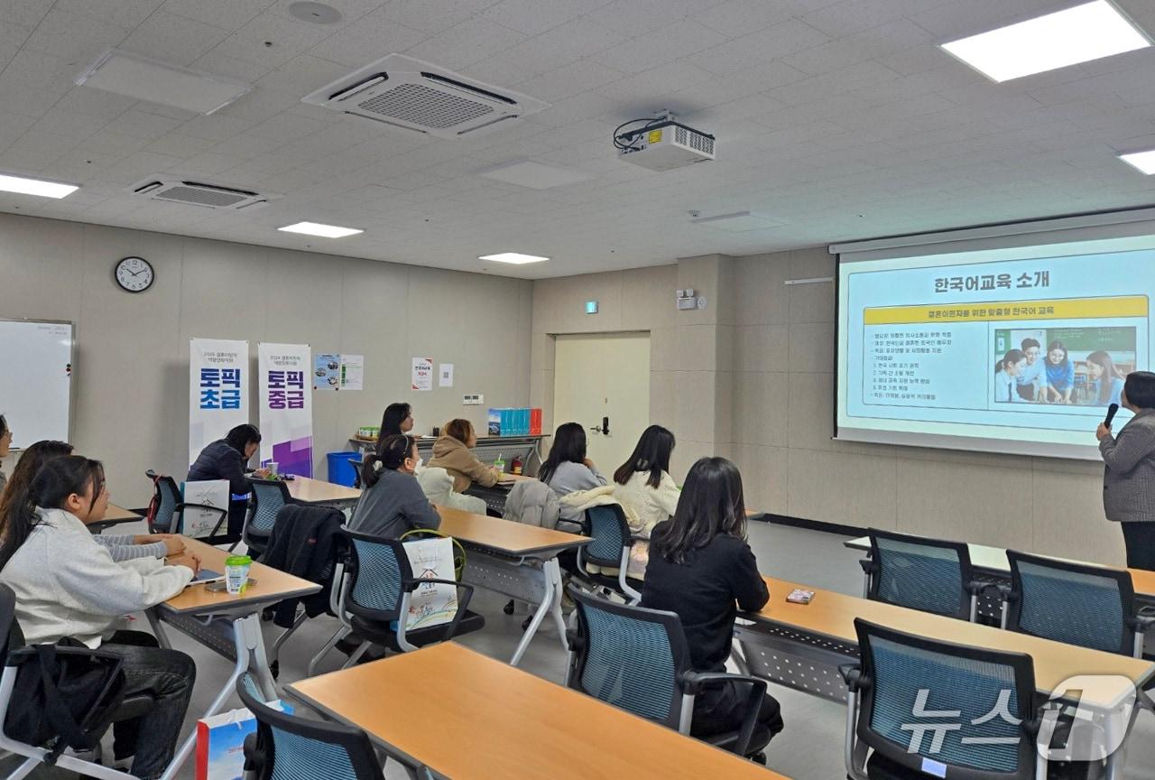 본문 이미지 - 전북 임실군가족센터가 외국인들의 안정적인 정착과 원활한 소통을 돕기 위해 '찾아가는 글로벌 한국어 마을학당'과 '한국어 교실'을 운영한다.(임실군제공. 재판매 및 DB금지)2026.2.23/뉴스1