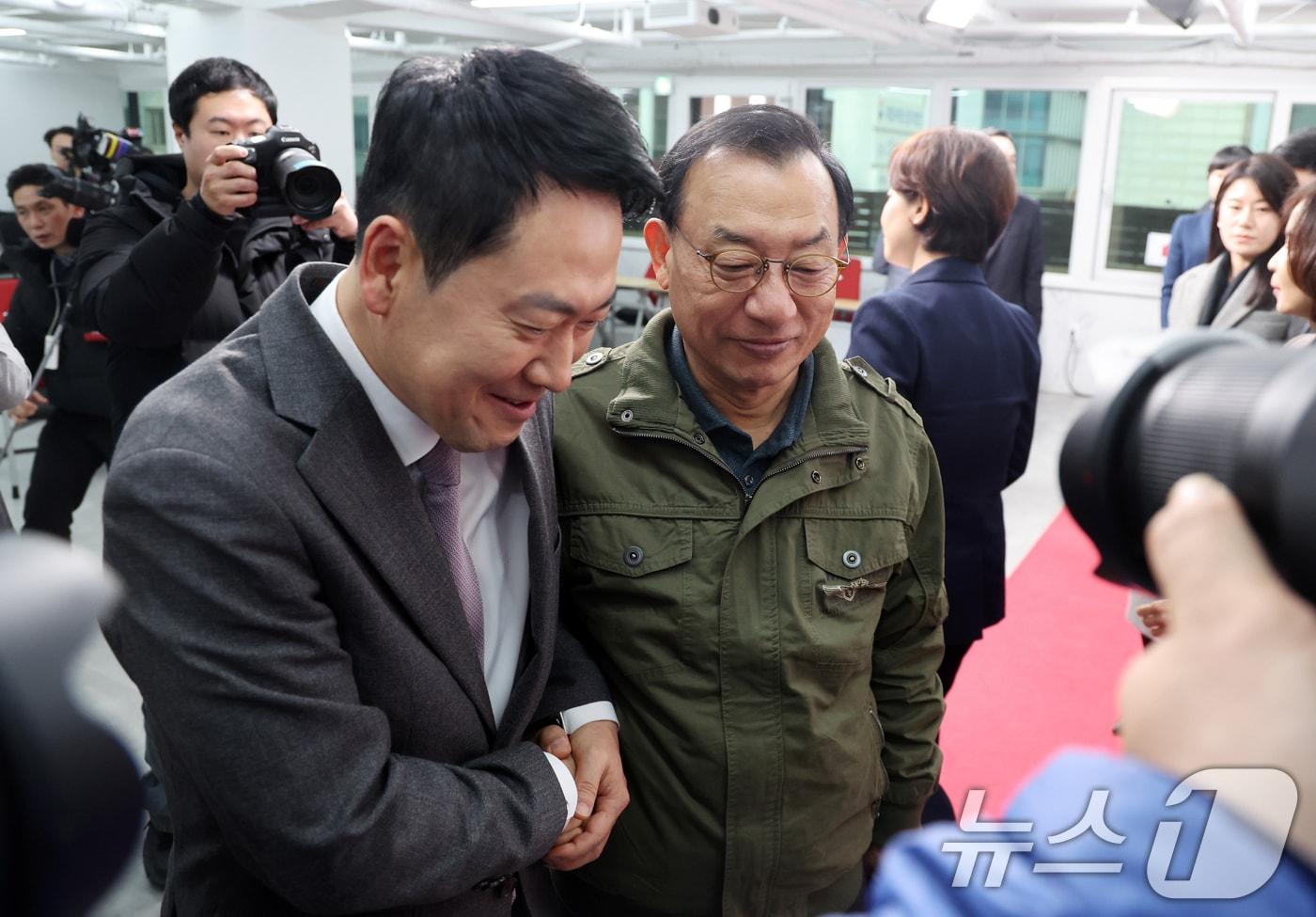 본문 이미지 - 장동혁 국민의힘 대표와 이정현 공천관리위원장이 지난 23일 오후 서울 영등포구 여의도 국민의힘 중앙당사에서 열린 '제9회 전국동시지방선거 중앙당 공천관리위원회 공천 혁신 서약식'을 마치고 악수하며 퇴장하고 있다. 2026.2.23 ⓒ 뉴스1 황기선 기자