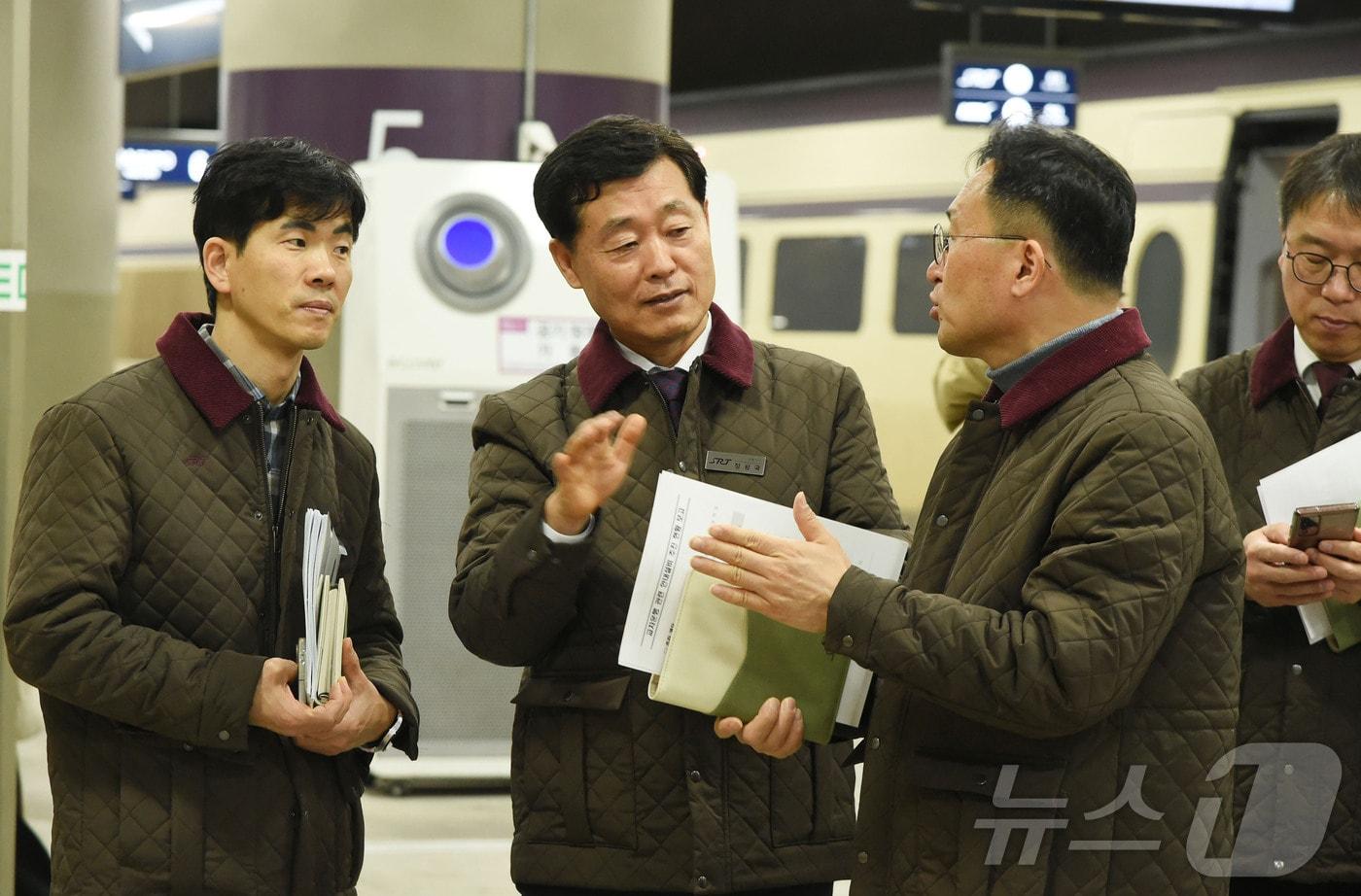 본문 이미지 - 정왕국 SR 대표이사(왼쪽 두 번째)가 23일 수서역을 찾아 오는 25일부터 시작하는 SRT-서울역, KTX-수서역 시범 교차운행을 앞두고 준비 상황을 점검하고 있다. (SR 제공. 재판매 및 DB 금지) 2026.2.23 ⓒ 뉴스1