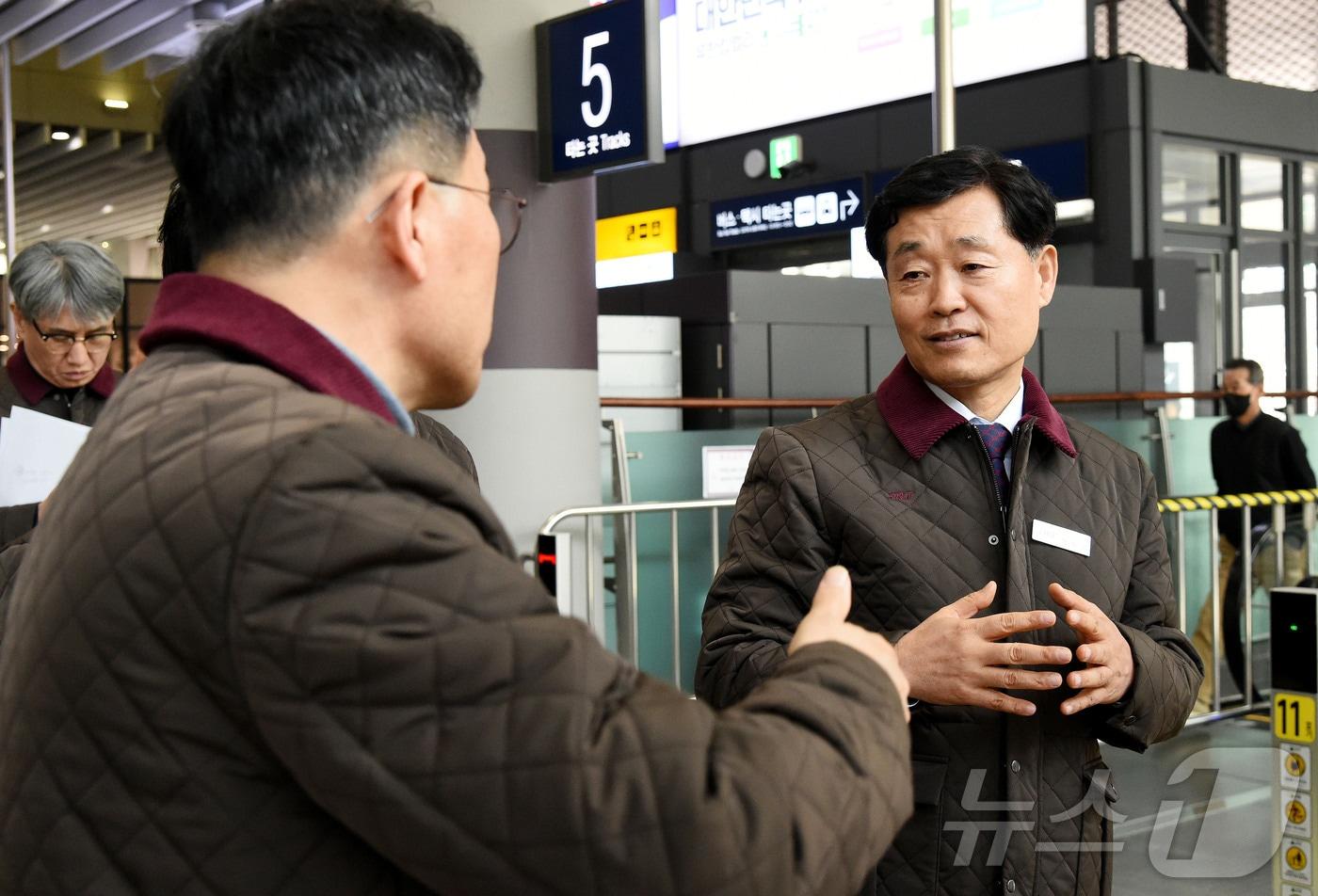 본문 이미지 - 정왕국 SR 대표이사(오른쪽)가 23일 수서역을 찾아 오는 25일부터 시작하는 SRT-서울역, KTX-수서역 시범 교차운행을 앞두고 준비 상황을 점검하고 있다. (SR 제공. 재판매 및 DB 금지) 2026.2.23 ⓒ 뉴스1