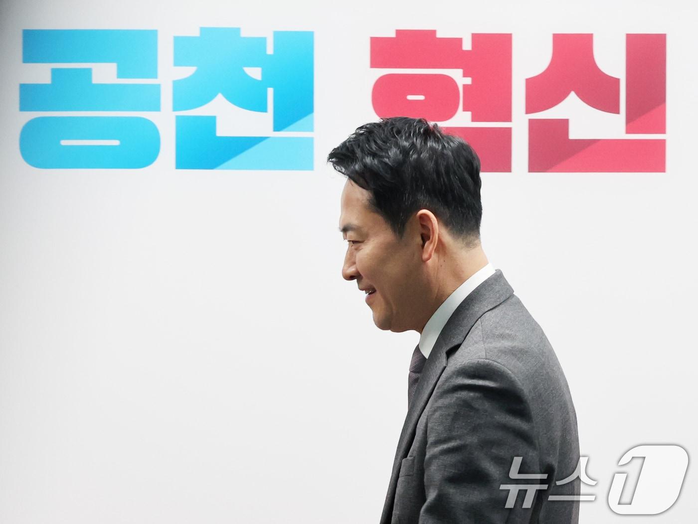 본문 이미지 - 장동혁 국민의힘 대표가 23일 오후 서울 영등포구 여의도 국민의힘 중앙당사에서 열린 '제9회 전국동시지방선거 중앙당 공천관리위원회 공천 혁신 서약식'에 참석하고 있다. 2026.2.23 ⓒ 뉴스1 황기선 기자