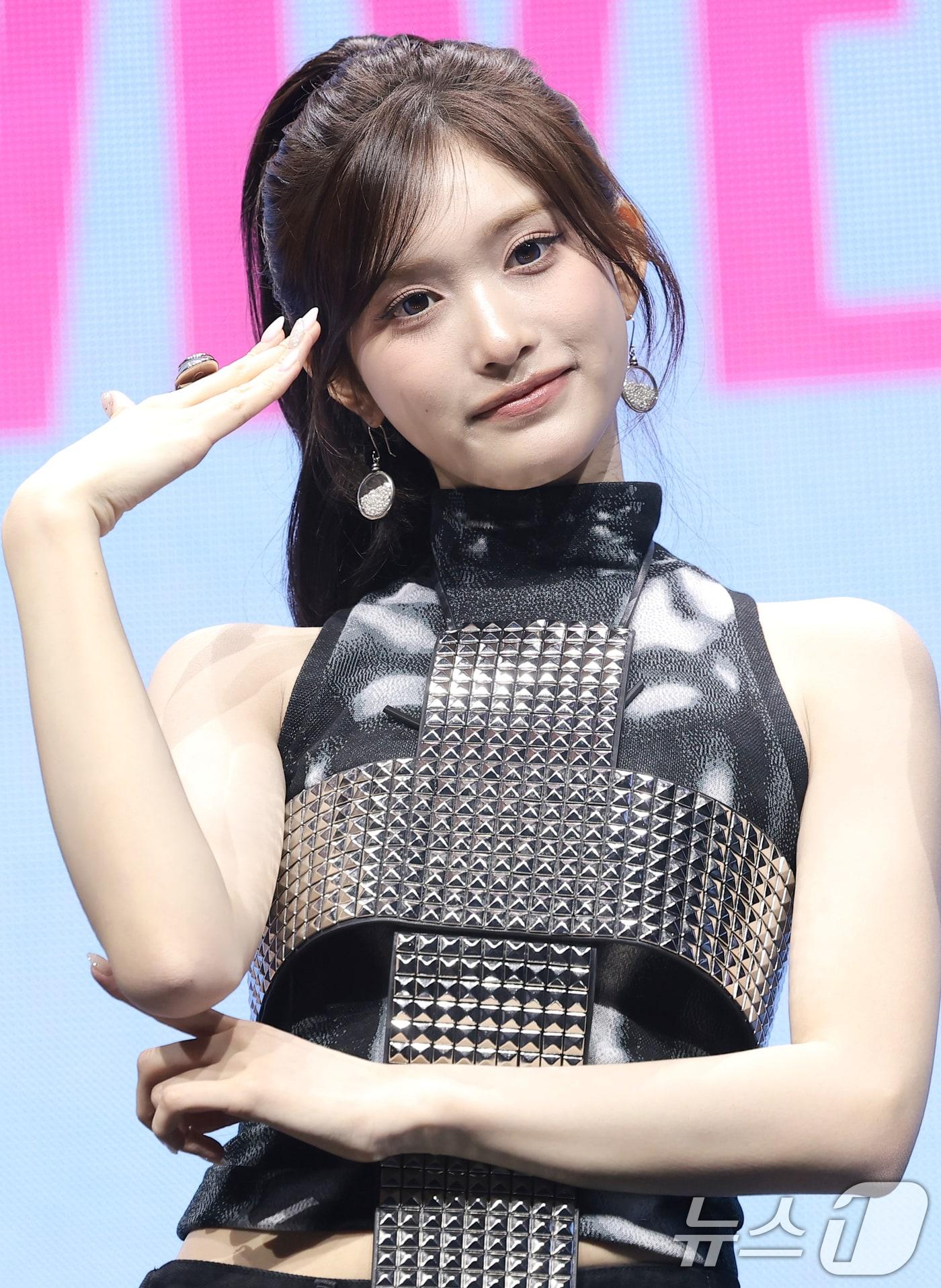 본문 이미지 - 그룹 아이브(IVE)의 이서가 23일 서울 광진구 예스24라이브홀에서 가진 정규 2집 'REVIVE+(리바이브 플러스)' 발매 쇼케이스에서 포즈를 취하고 있다. 2026.2.23 ⓒ 뉴스1 권현진 기자