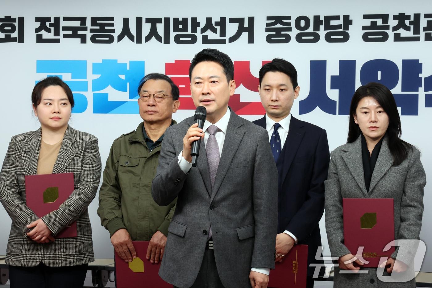 본문 이미지 - 장동혁 국민의힘 대표가 23일 오후 서울 영등포구 여의도 국민의힘 중앙당사에서 열린 '제9회 전국동시지방선거 중앙당 공천관리위원회 공천 혁신 서약식'에서 인사말을 하고 있다. 2026.2.23 ⓒ 뉴스1 황기선 기자