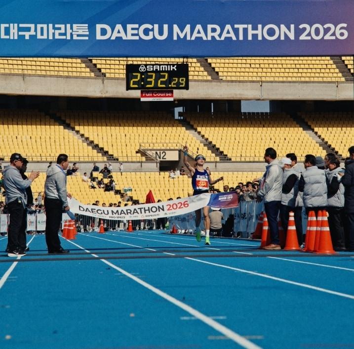 본문 이미지 - '2026 대구국제마라톤대회'에 출전한 최정윤 선수가 결승선을 넘어서고 있다.(충남도 제공. 재판매 및 DB금지)/뉴스1 