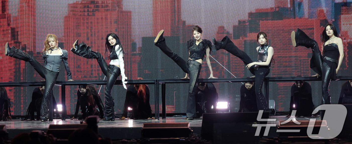 본문 이미지 - 그룹 아이브(IVE)가 23일 서울 광진구 예스24라이브홀에서 가진 정규 2집 'REVIVE+(리바이브 플러스)' 발매 쇼케이스에서 타이틀 곡 ‘블랙홀’을 선보이고 있다. 2026.2.23 ⓒ 뉴스1 권현진 기자