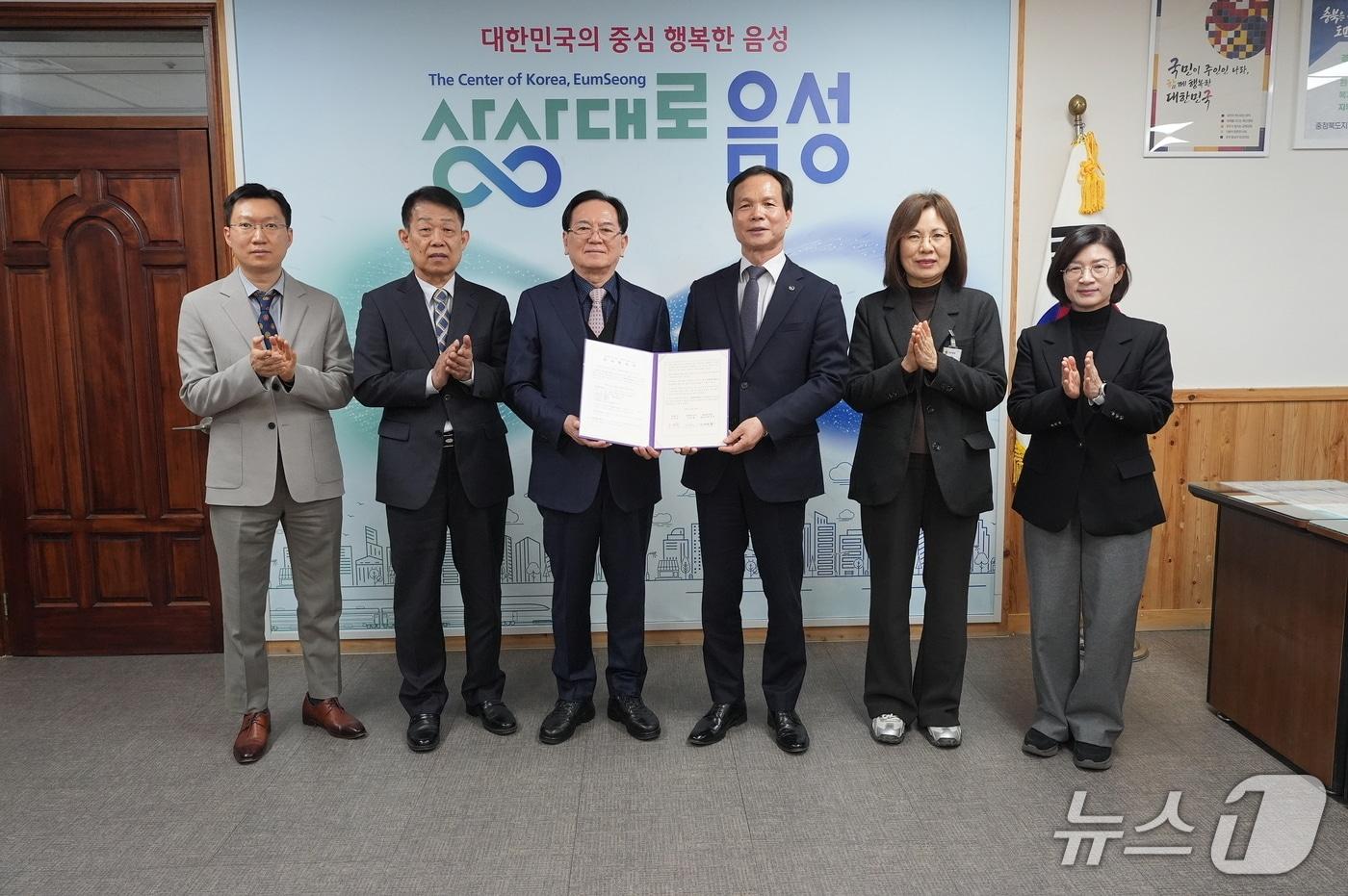 본문 이미지 -  음성군과 창영케미칼㈜·창영메디칼㈜ 투자협약식.(음성군 제공. 재판매 및 DB금지)/뉴스1