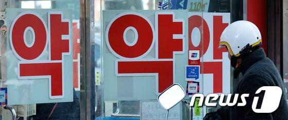 본문 이미지 - 한 시민이 서울 시내에 있는 약국에 들어가고 있다./뉴스1 안은나 기자