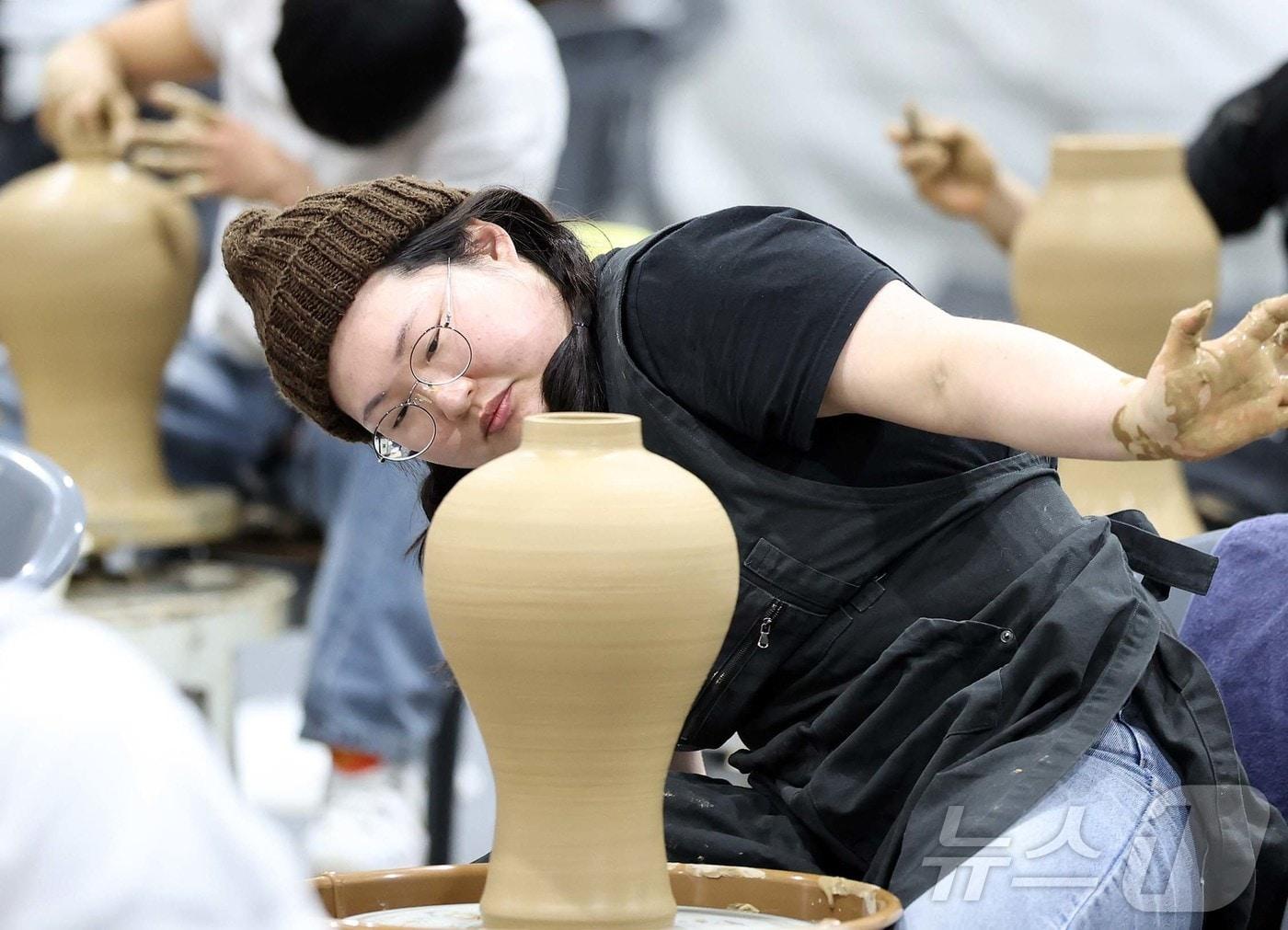 본문 이미지 - 제54회 강진청자축제에 참가한 도예가들. (강진군 제공, 재배포 및 DB 금지)2026.2.23 ⓒ 뉴스1