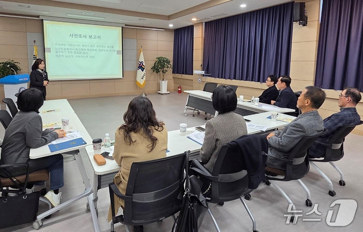 본문 이미지 - 충북 진천교육지원청은 23일 지원청 온누리홀에서 2026학년도 학교폭력 전담조사관 9명을 위촉하고 역량 강화 연수를 진행했다.(진천교육지원청 제공, 재판매 및 DB금지)/뉴스1