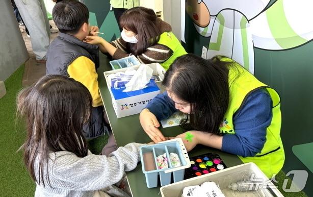 본문 이미지 - 전주기전대학 올해 전북현대모터스FC 홈경기 마다 전주월드컵경기장에 '학과 전공 체험부스'를 운영할 계획이다. 사진은 지난 21일 열린 슈퍼컵 전 체험부스에서 유아교육과 학생들이 어린이들에게 페이스페인팅을 해주고 있는 모습(전주기전대 제공, 재판매 및 DB 금지)/뉴스1