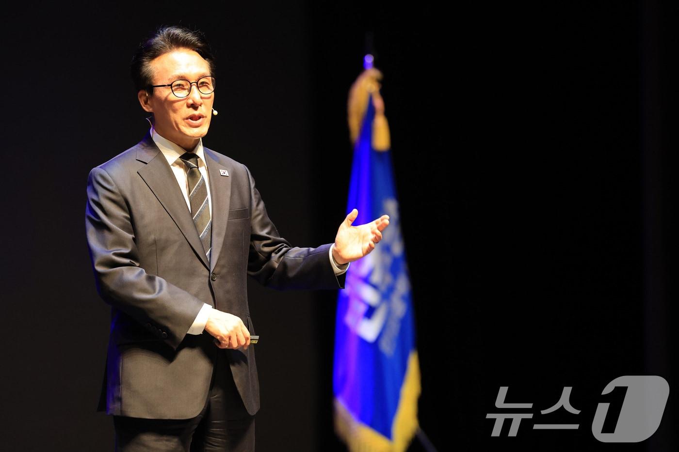 본문 이미지 - 김민석 국무총리가 23일 인천 계양구 계양문화회관에서 열린 더불어민주당 인천시당 초청 K-국정설명회에서에서 강연을 하고 있다. 2026.2.23 ⓒ 뉴스1 임세영 기자