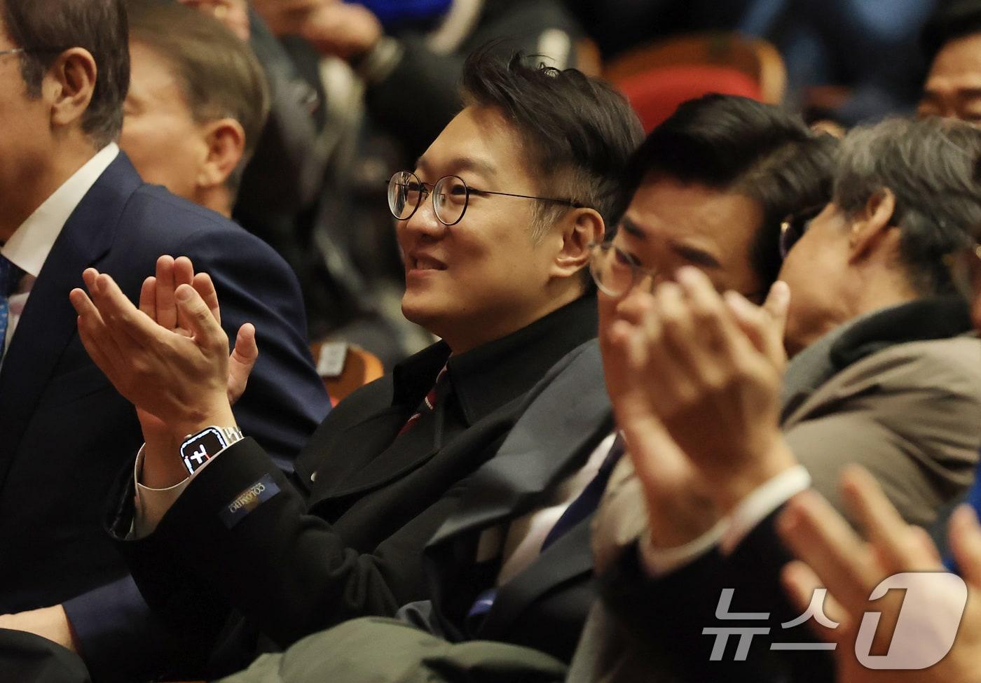 본문 이미지 - 김남준 전 청와대 대변인이 23일 인천 계양구 계양문화회관에서 열린 더불어민주당 인천시당 김민석 국무총리 초청 K-국정설명회에서에서 박수를 치고 있다. 2026.2.23 ⓒ 뉴스1 임세영 기자