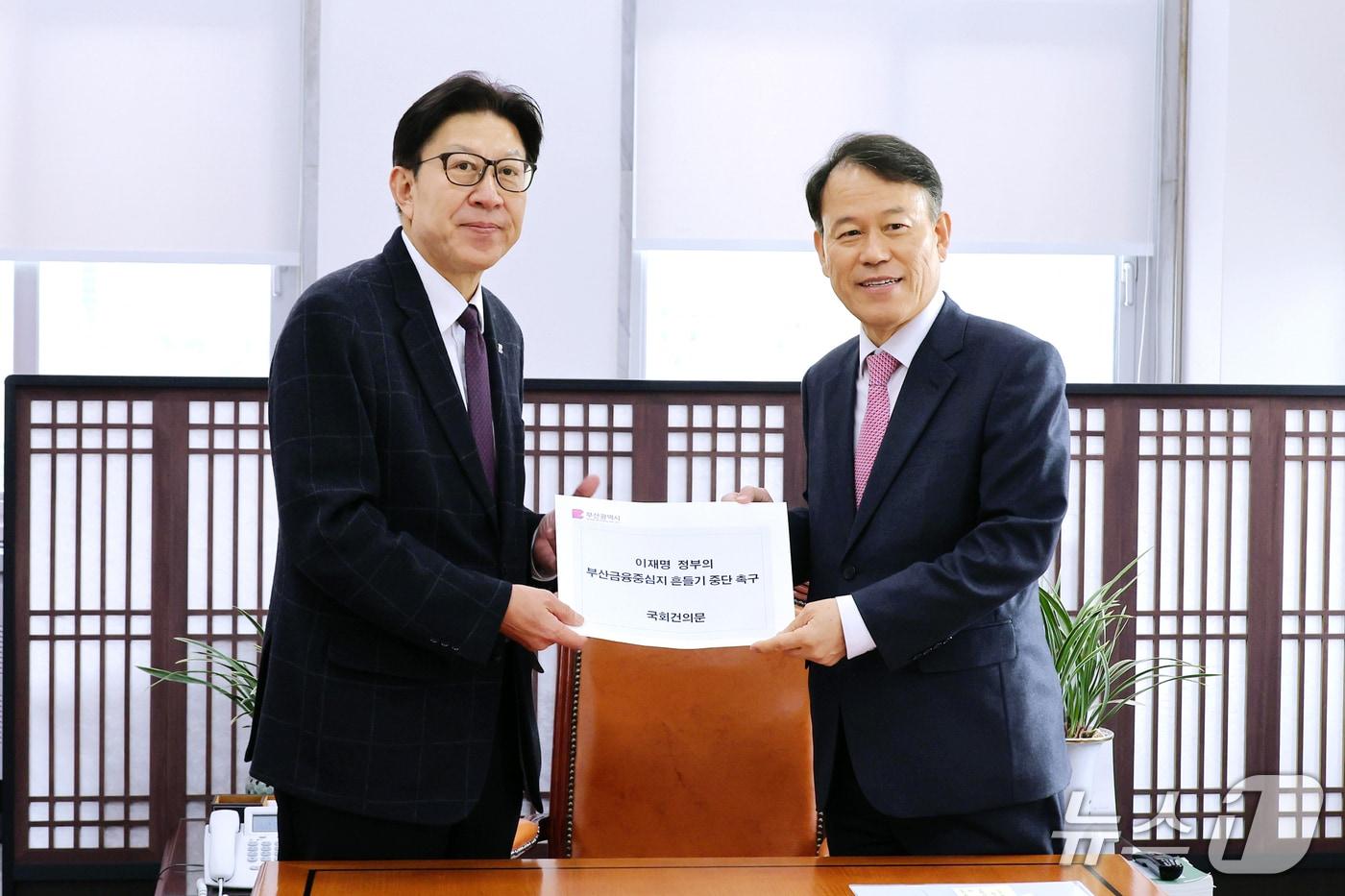 본문 이미지 - 박형준 부산시장(왼쪽)이 23일 서울 여의도 국회를 찾아 윤한홍 정무위원장에게 부산금융중심지 흔들기 중단을 촉구하는 건의문을 전달하고 있다. (부산시 제공. 재판매 및 DB 금지)